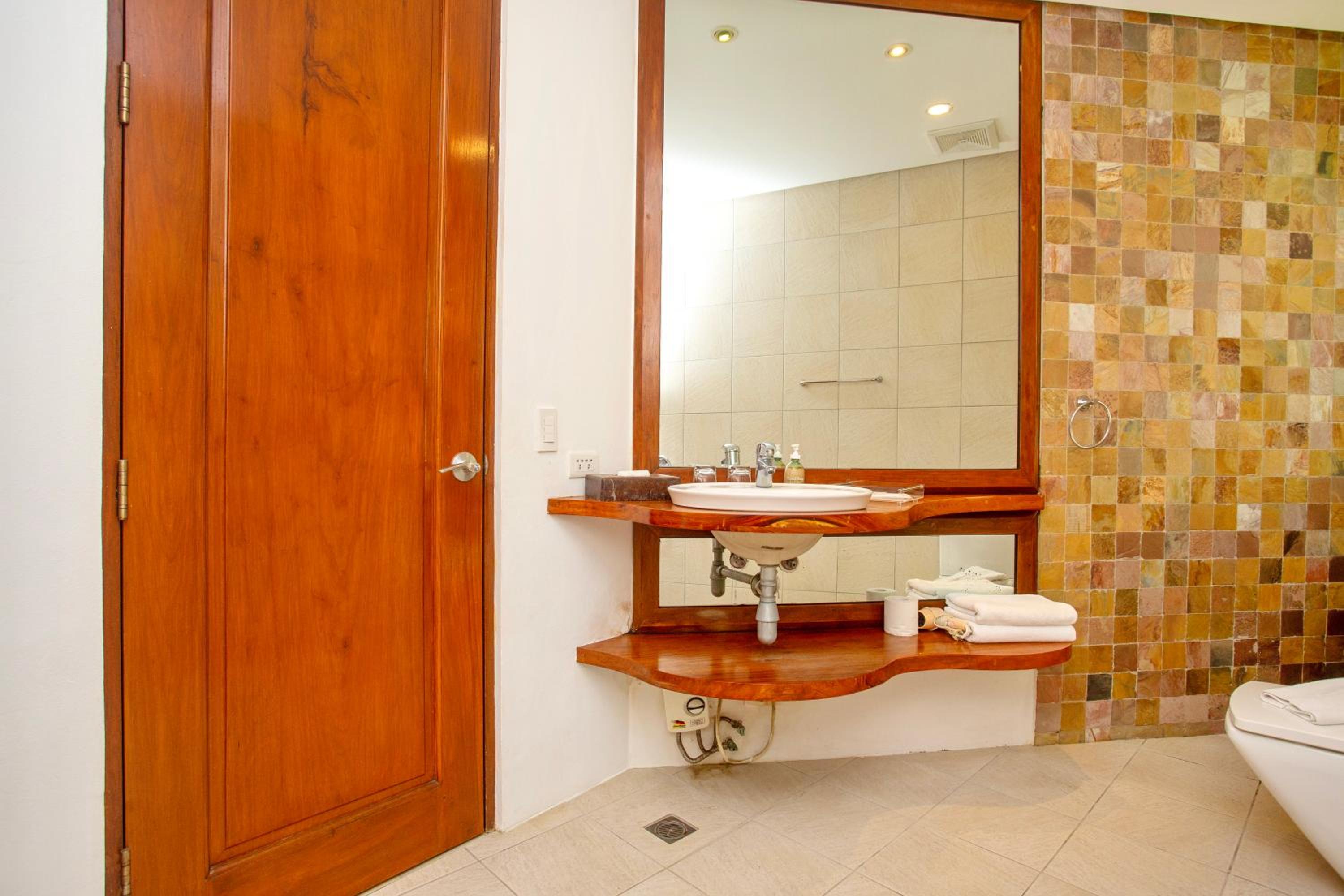 2 Bedroom Oceanview Executive with Jacuzzi - Photo 9
