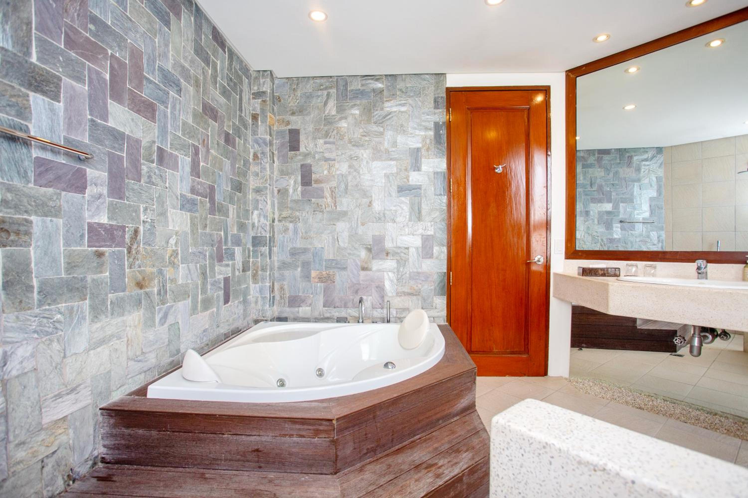2 Bedroom Oceanview Executive with Jacuzzi - Photo 18