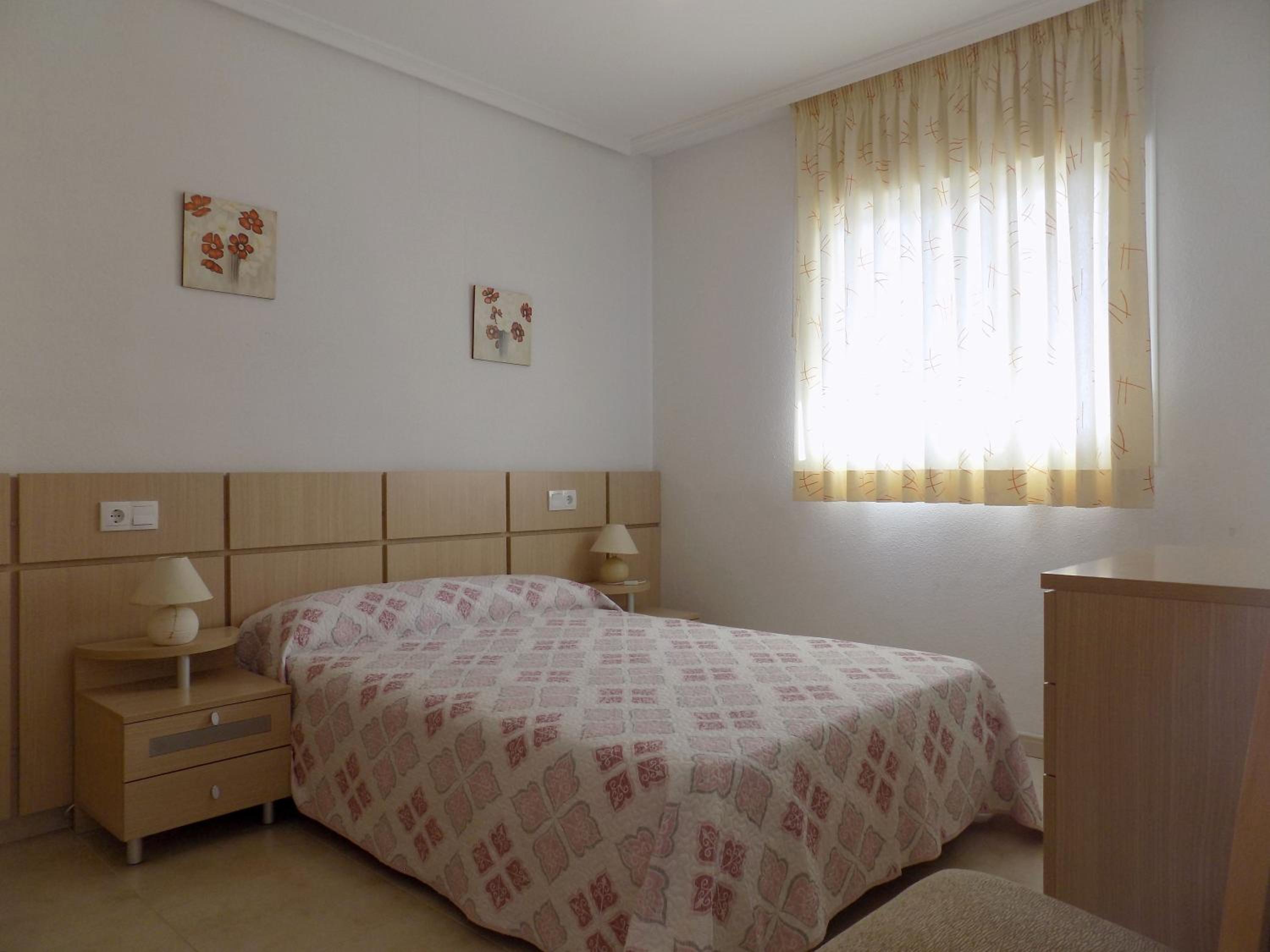 Apartamento de dos habitaciones con terraza y vista al mar