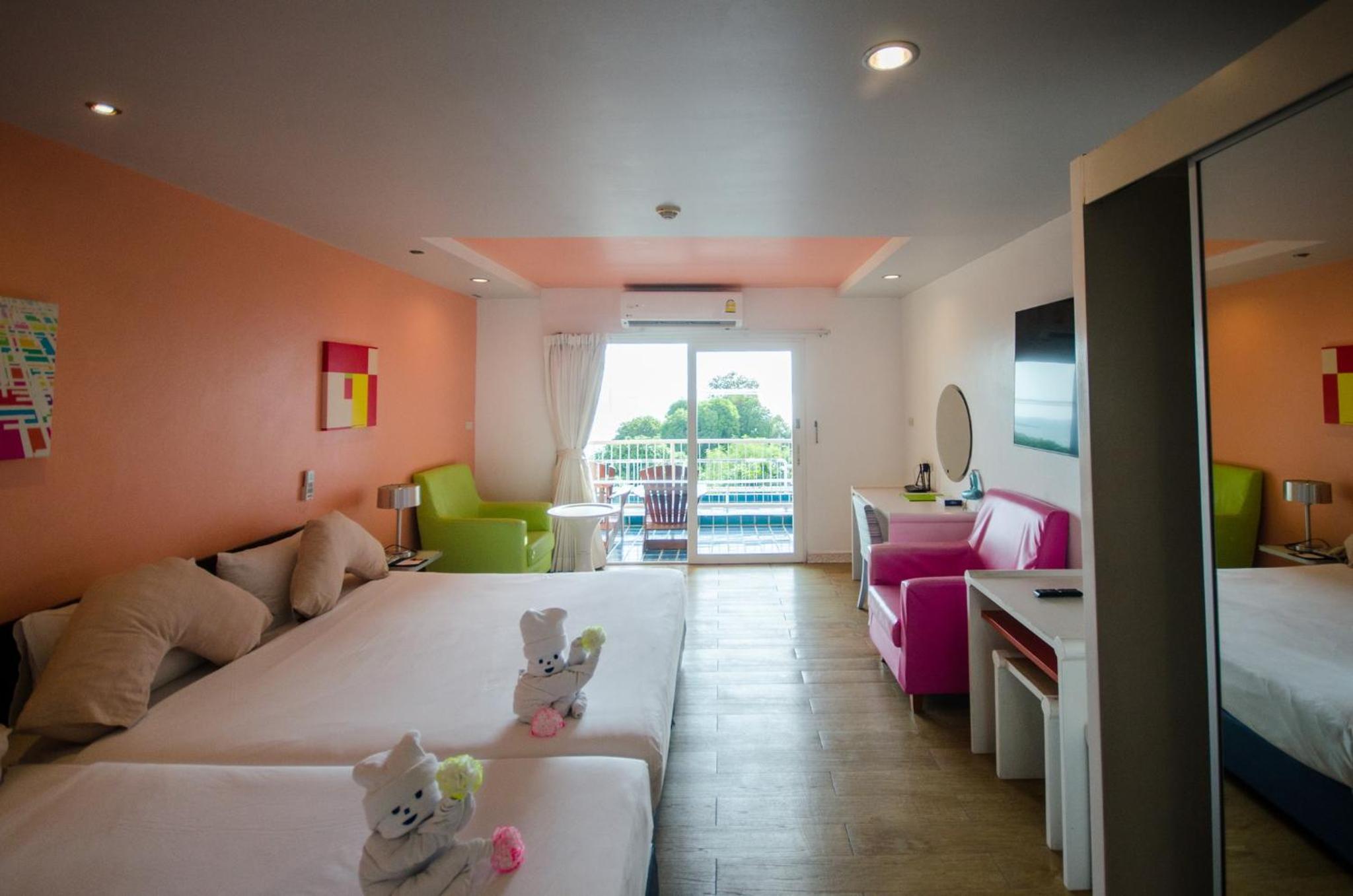 Deluxe Twin Queen Room - Photo 4