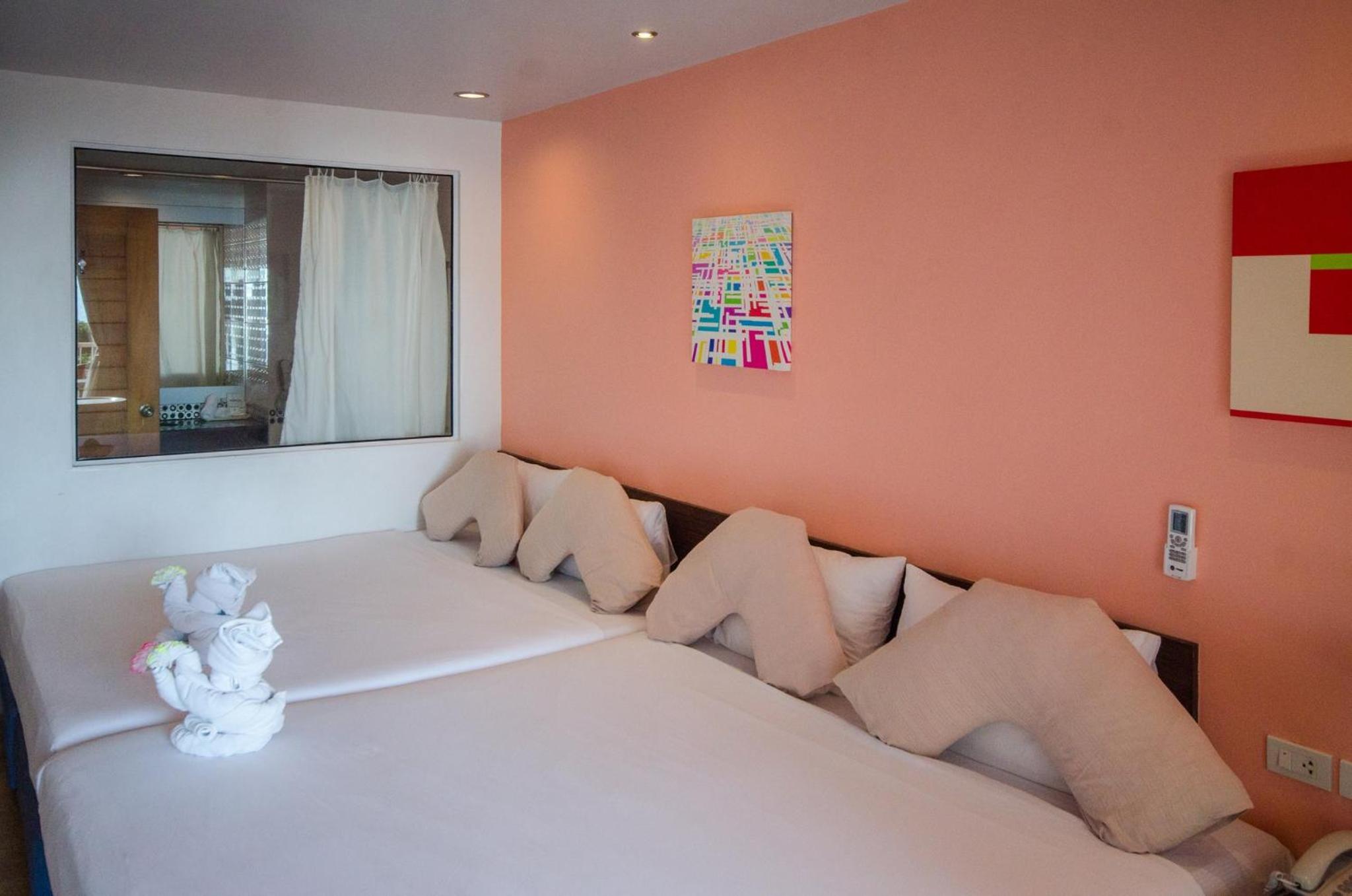 Deluxe Twin Queen Room - Photo 7