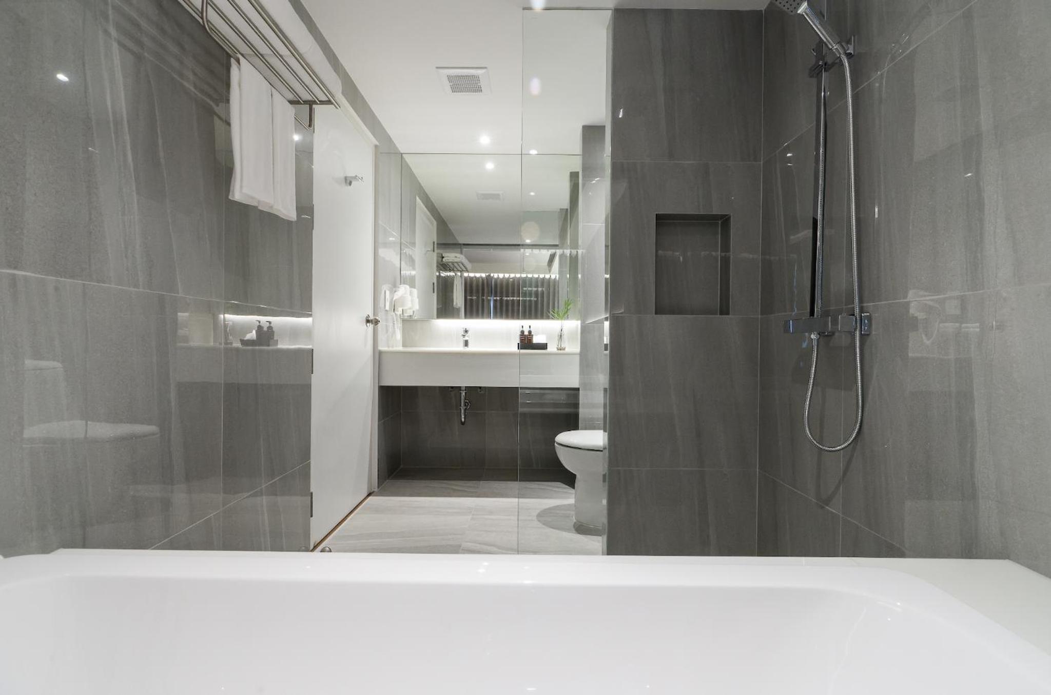 Suite - Photo 13