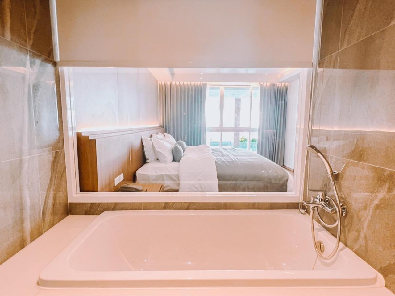 Suite - Photo 11