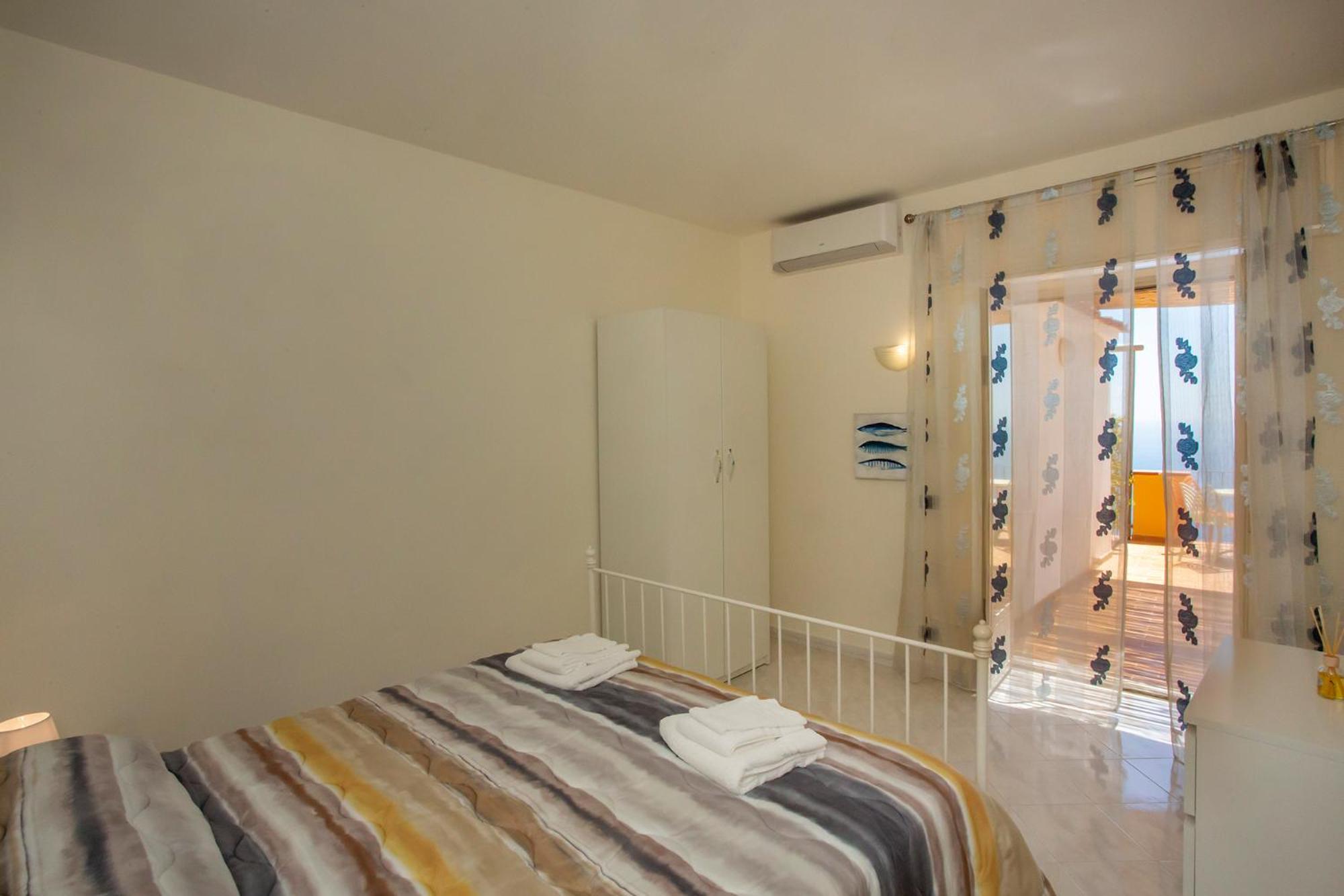 Apartment with Sea View - Photo 5