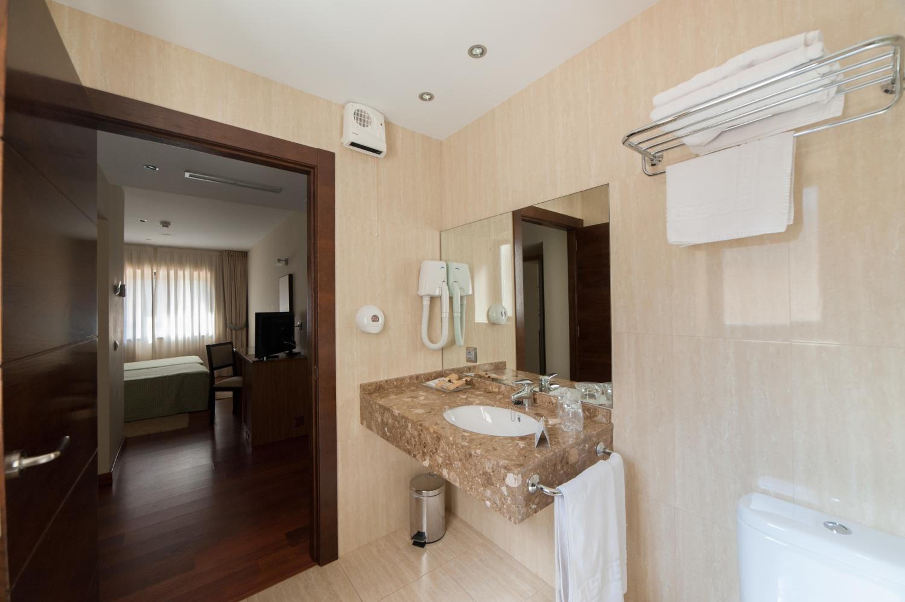 Standard Twin Room photo 3