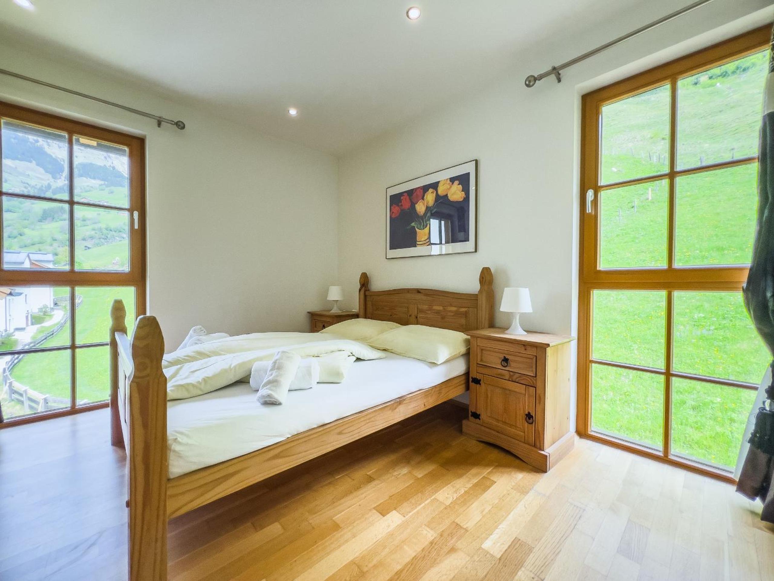 Three-Bedroom Apartment with Mountain View photo 2