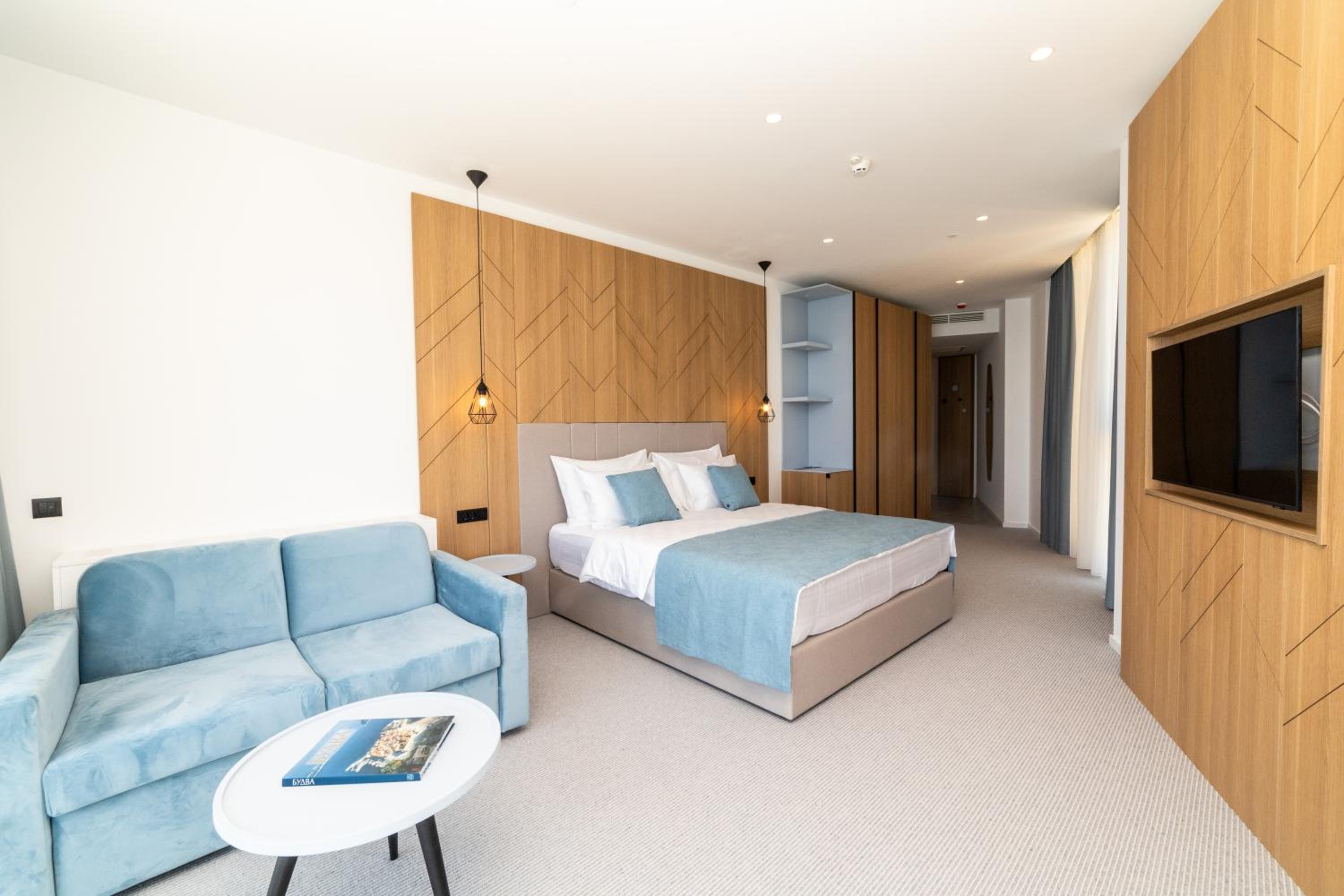 Deluxe Double Room with Side Sea View and Extra Bed photo 3
