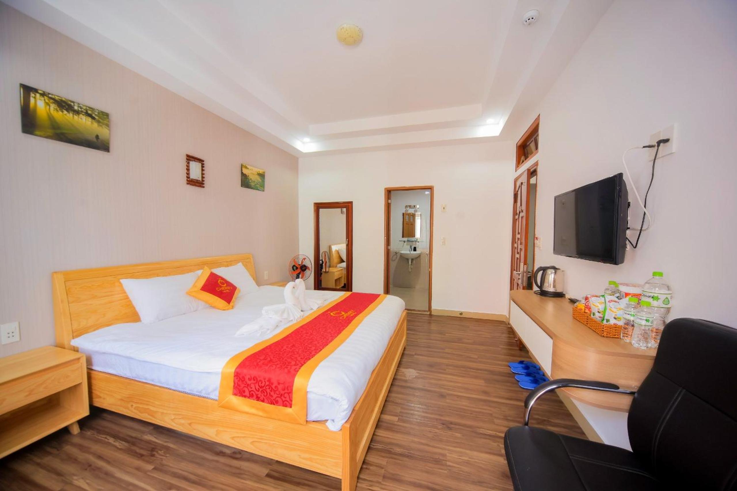 Deluxe Double Room with Balcony - Photo 8