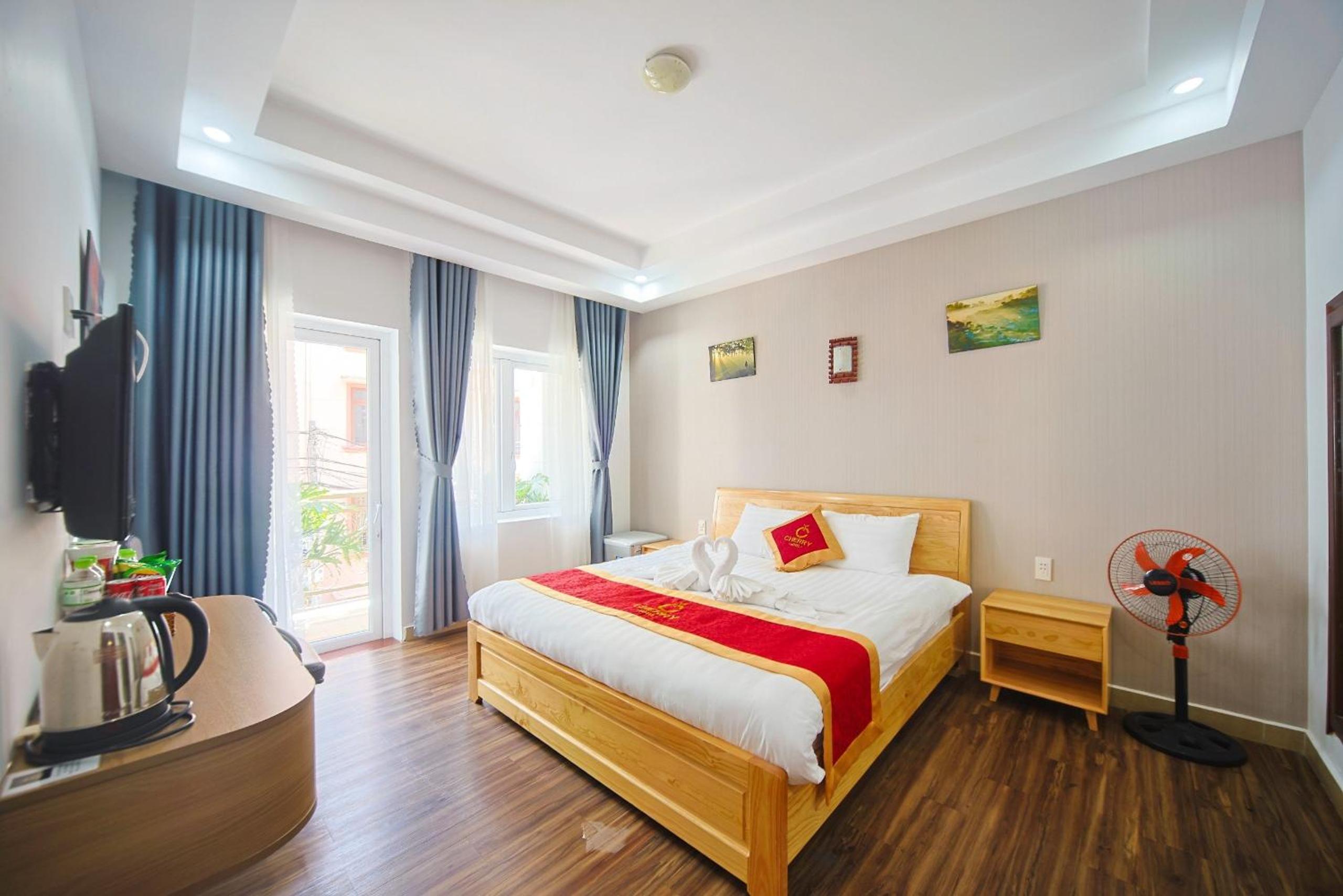 Deluxe Double Room with Balcony - Photo 7
