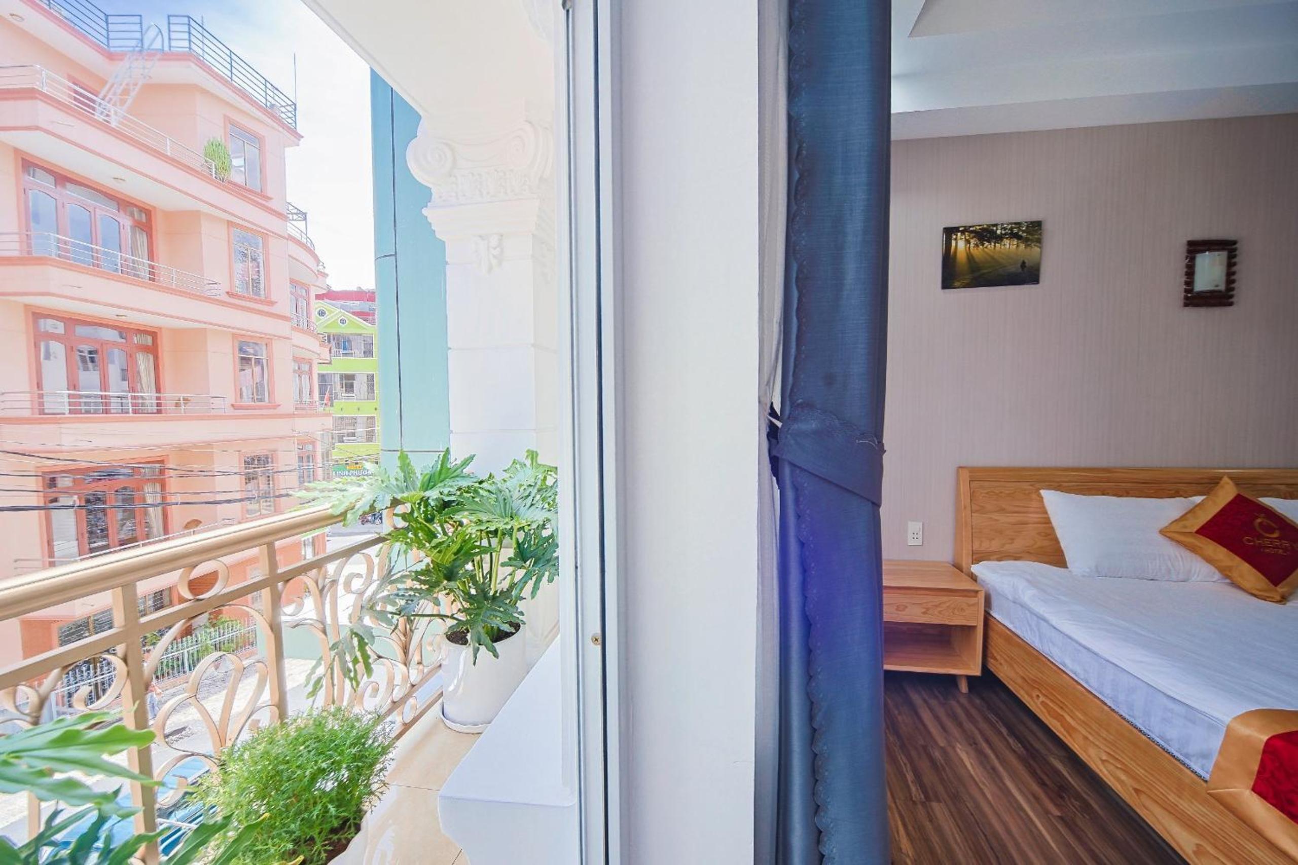 Deluxe Double Room with Balcony - Photo 11
