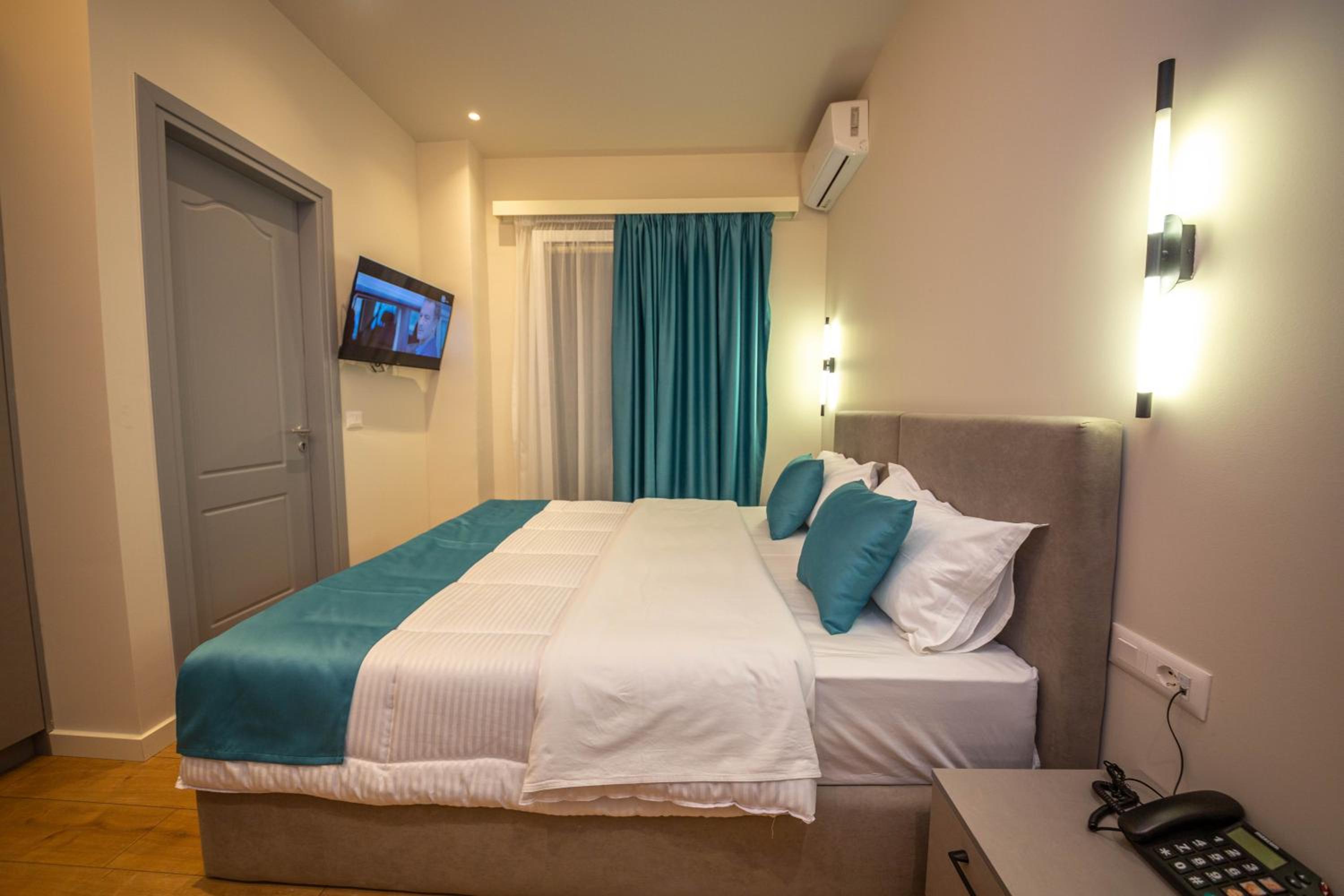 Deluxe Double Room with Balcony - Ground Floor photo 1