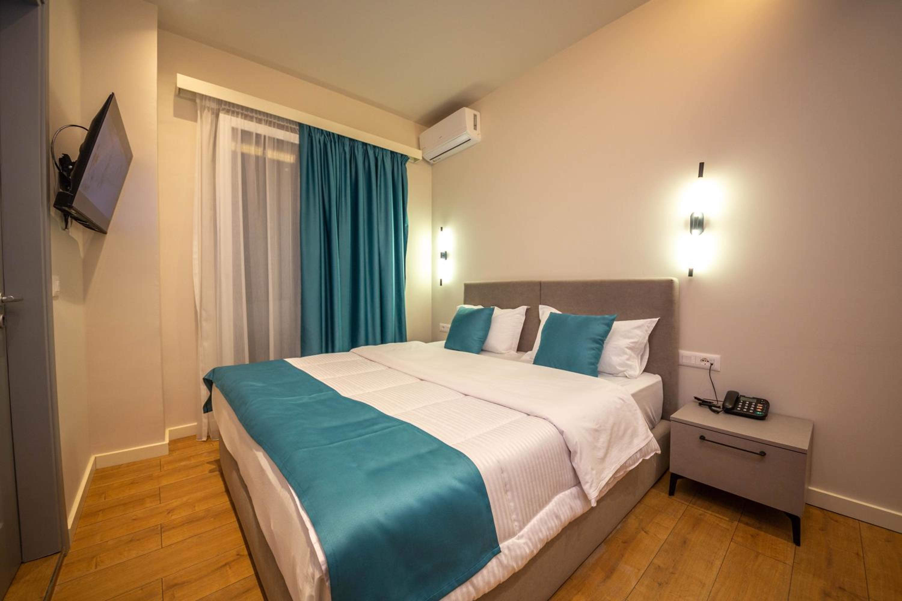 Deluxe Double Room with Balcony - Ground Floor photo 3