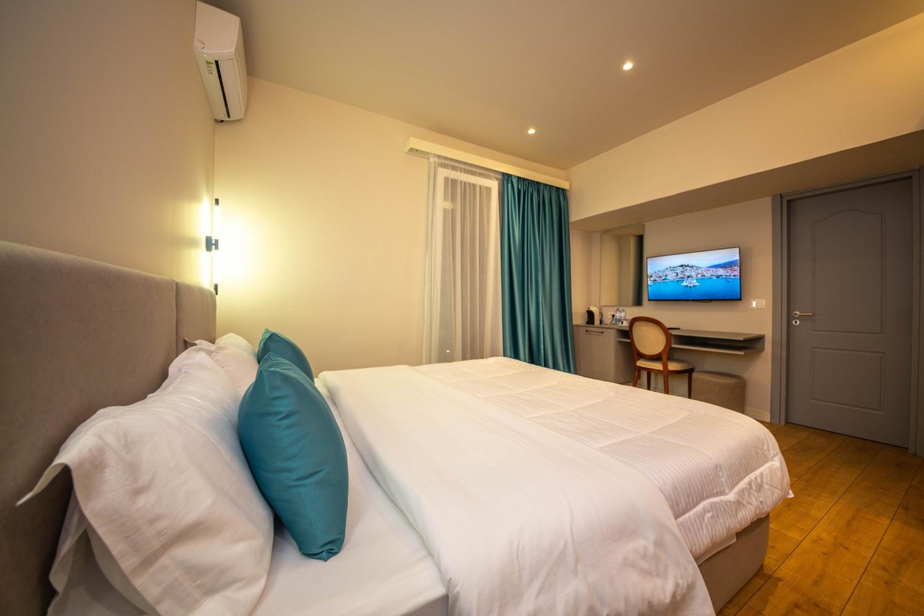 Deluxe Triple Room with Balcony - Ground Floor photo 2