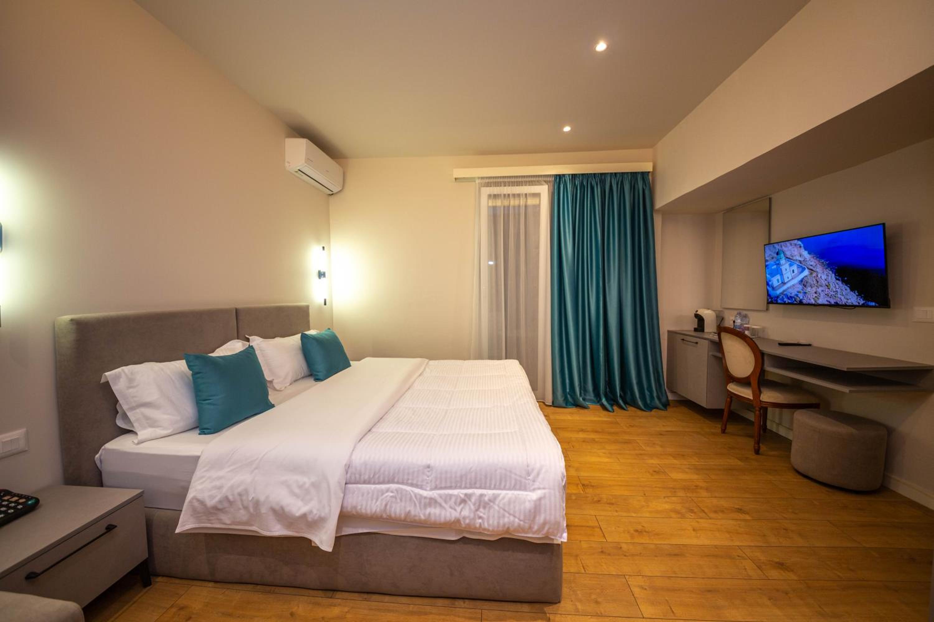 Deluxe Triple Room with Balcony - Ground Floor photo 3