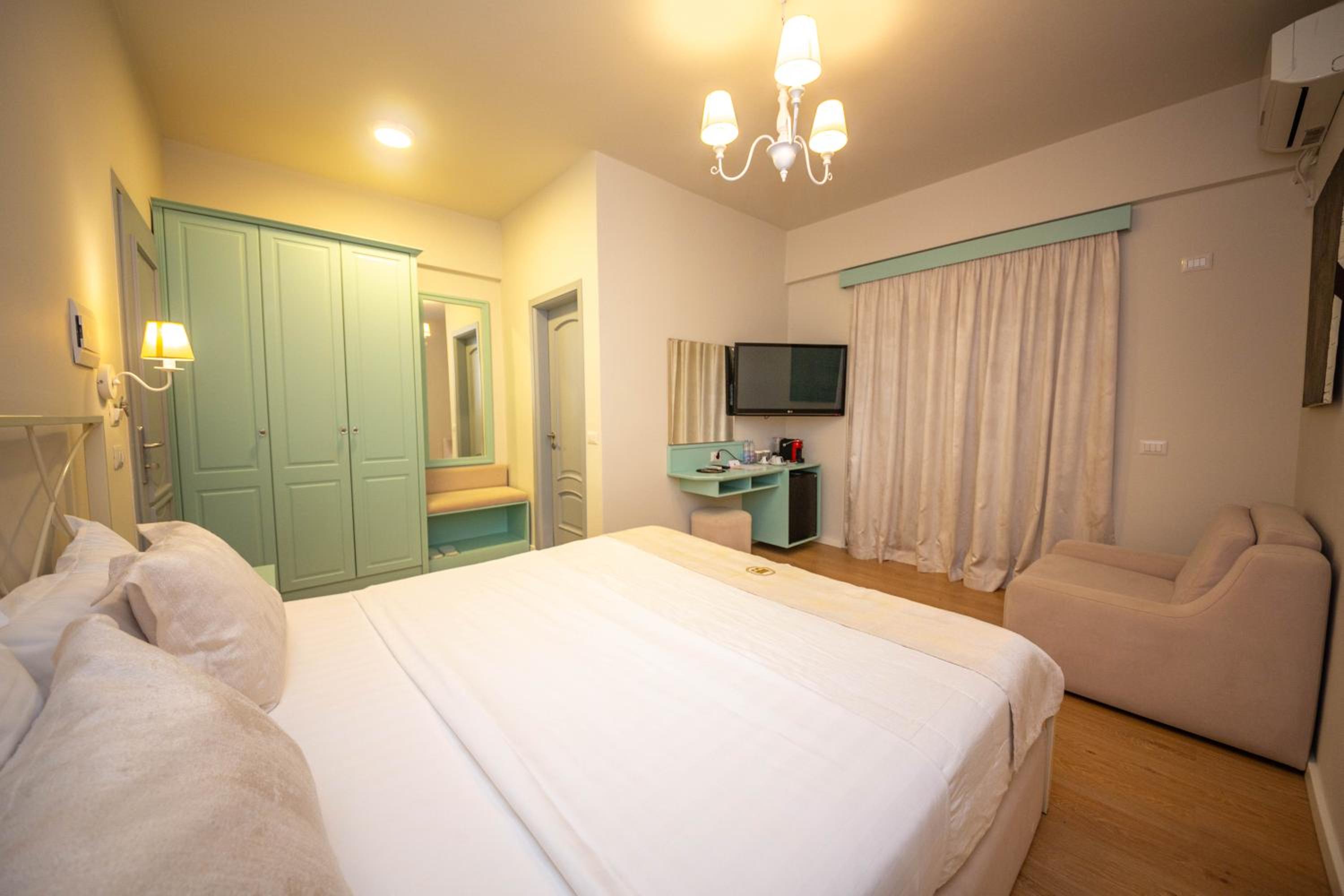 Deluxe Double Room with Balcony photo 2