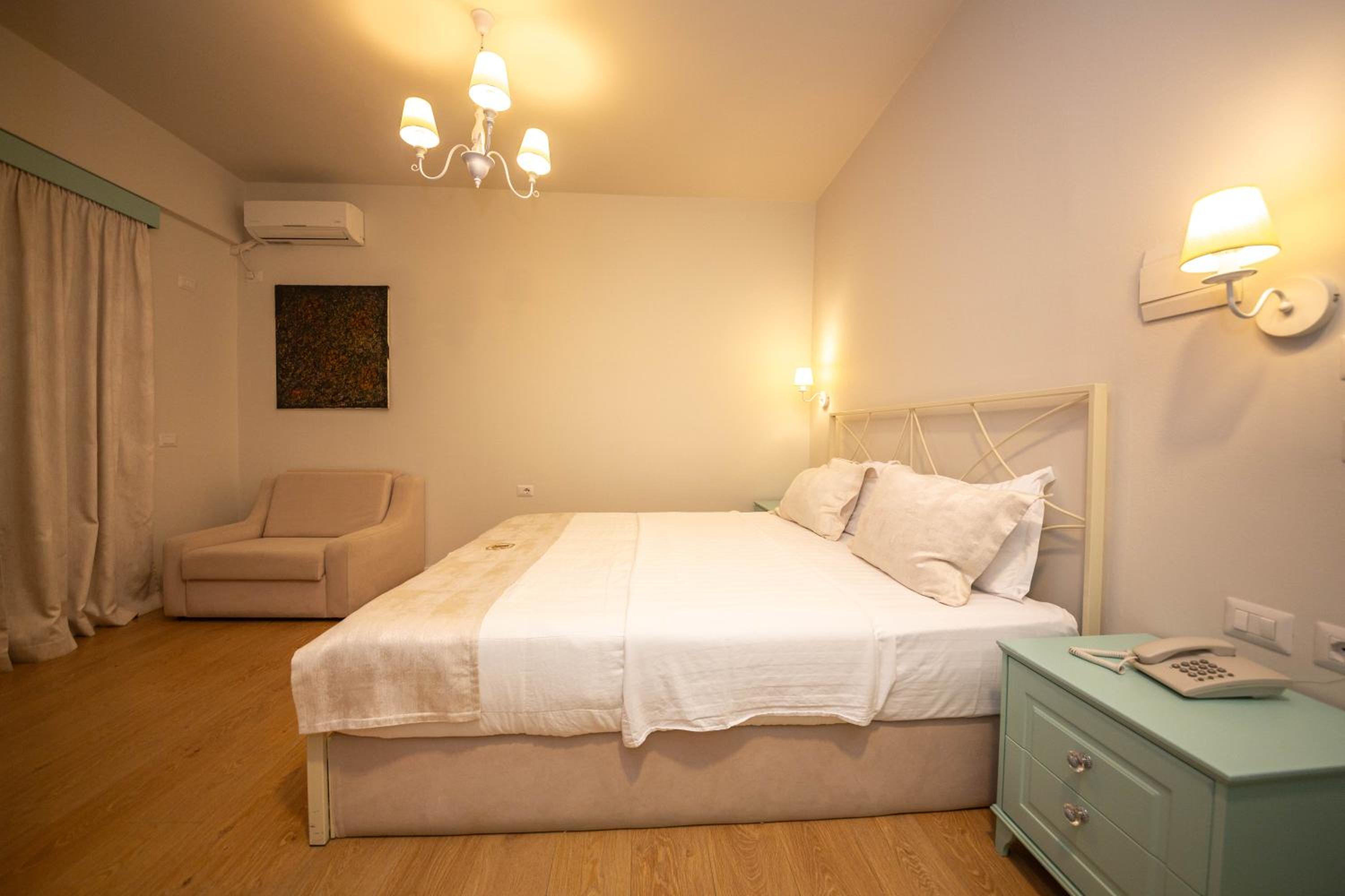 Deluxe Double Room with Balcony photo 1