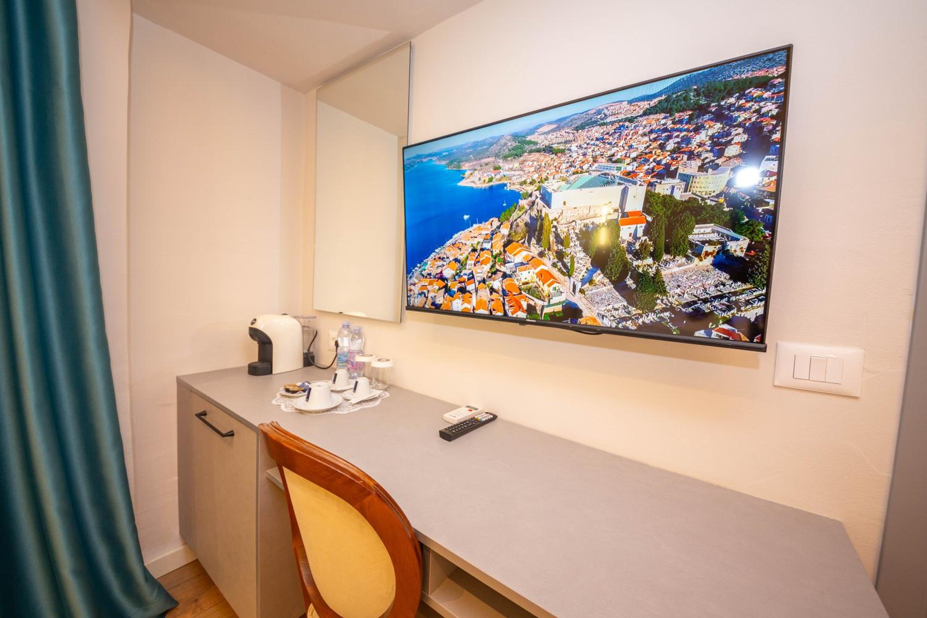 Deluxe Triple Room with Balcony - Ground Floor photo 1