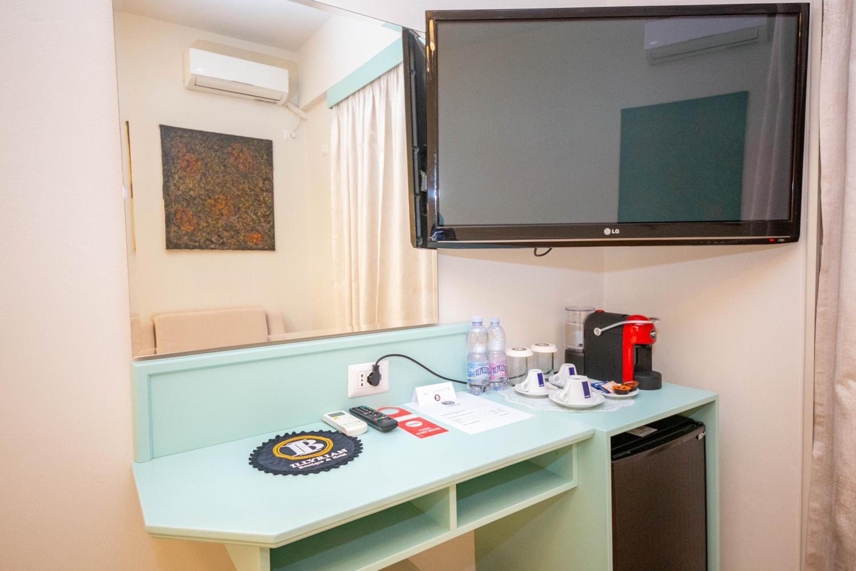 Deluxe Double Room with Balcony photo 3