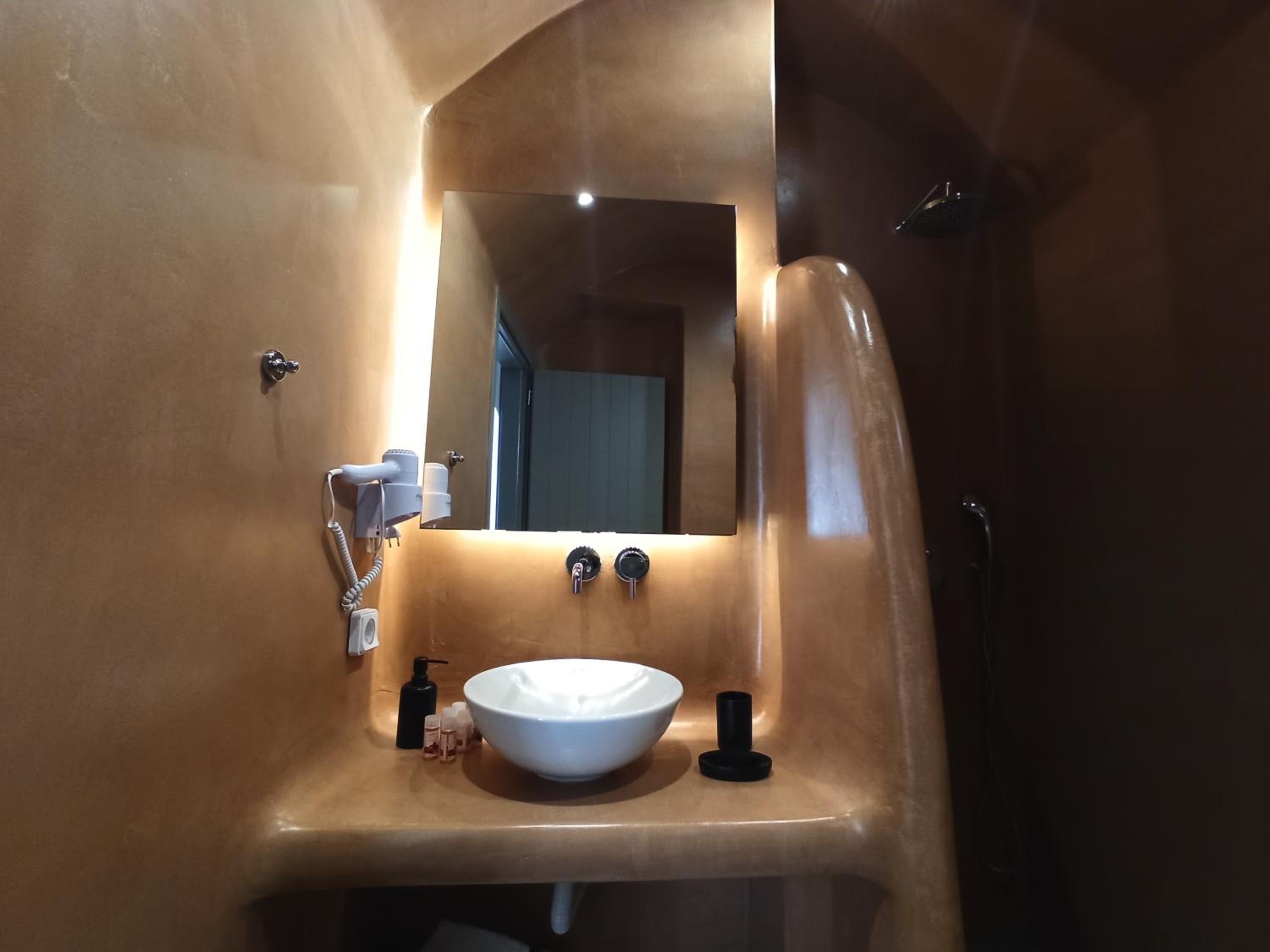 Suite with Hot Tub - Photo 2