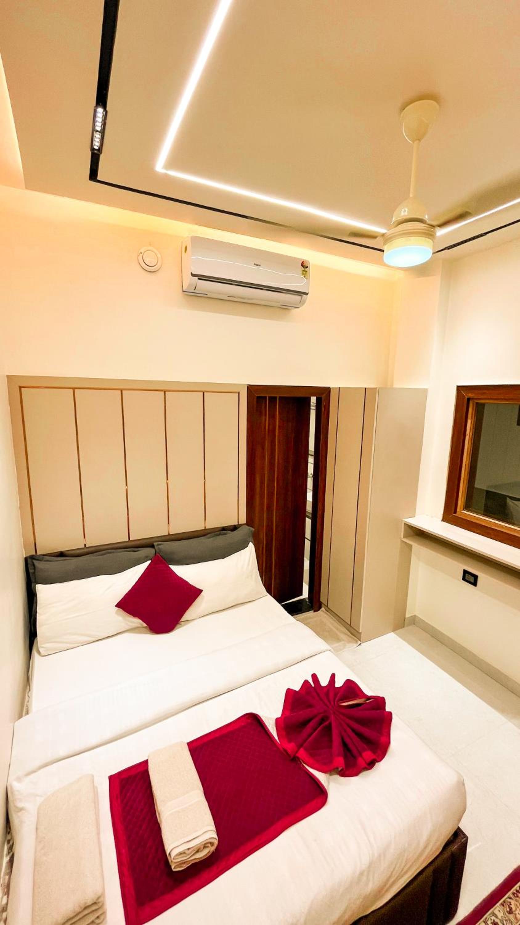Cozy Double Room (First Floor) - Photo 12