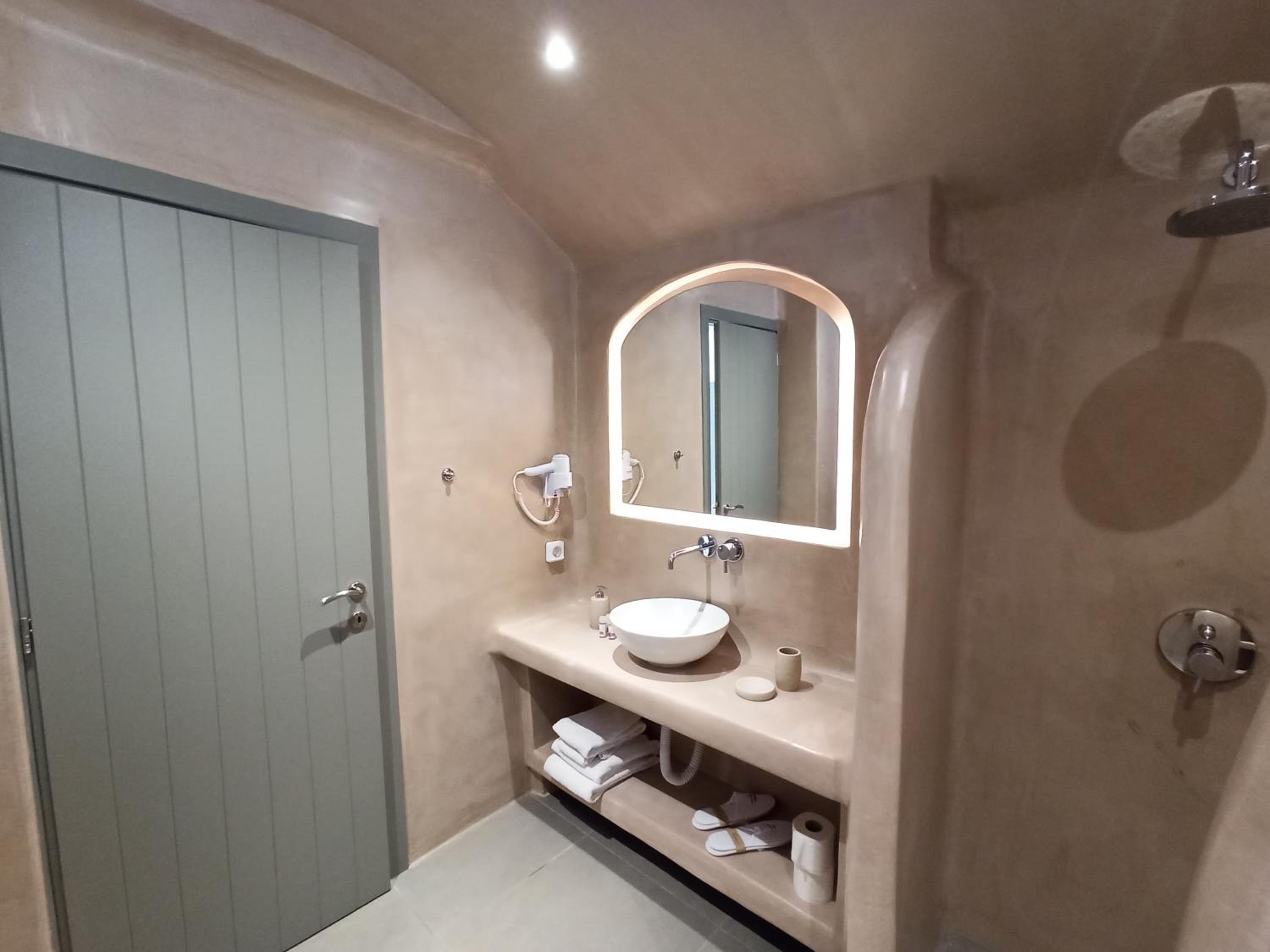 Suite with Private Pool - Photo 40