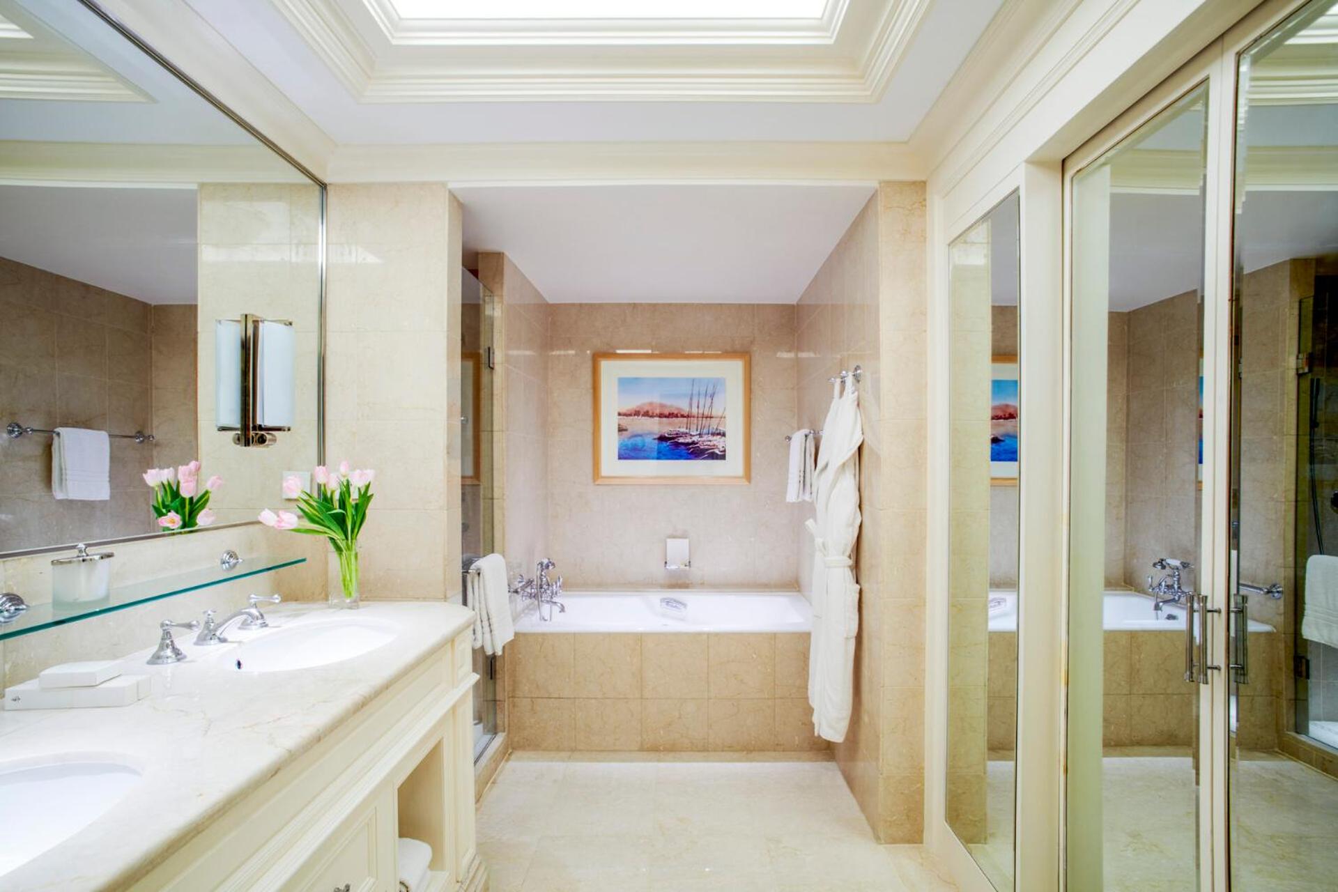 Premium Executive Suite - Photo 3