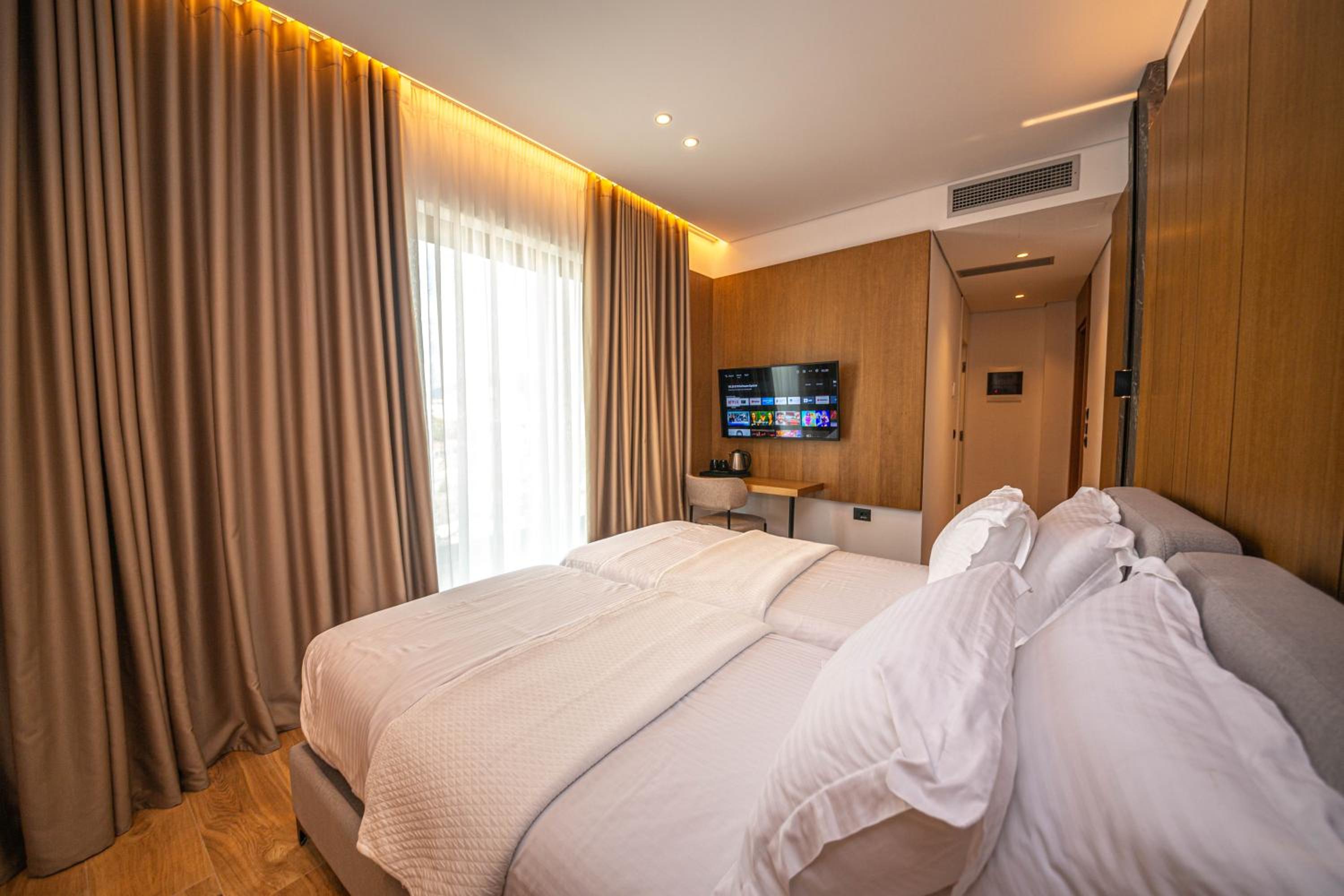 Deluxe Double or Twin Room with Balcony and Sea View photo 3
