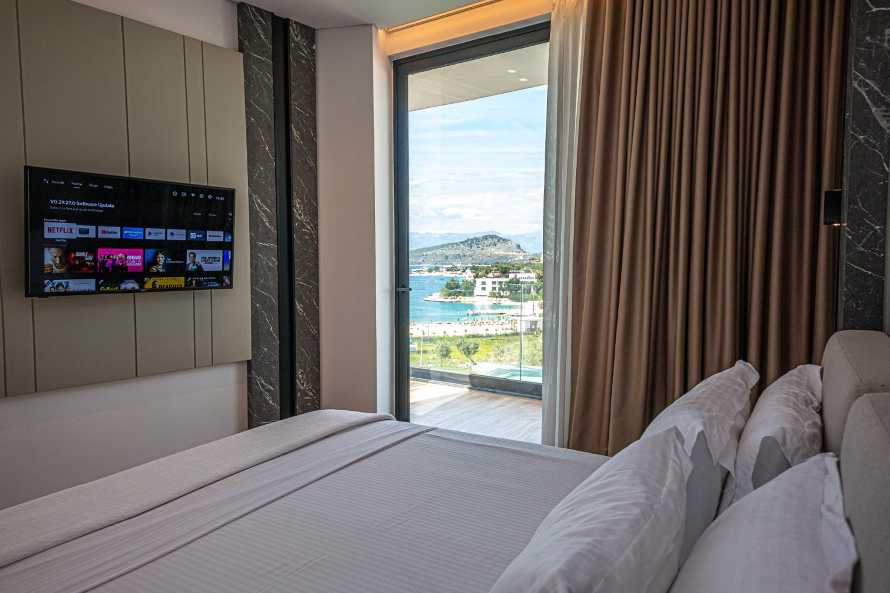 Junior Suite with Balcony and Sea View photo 2