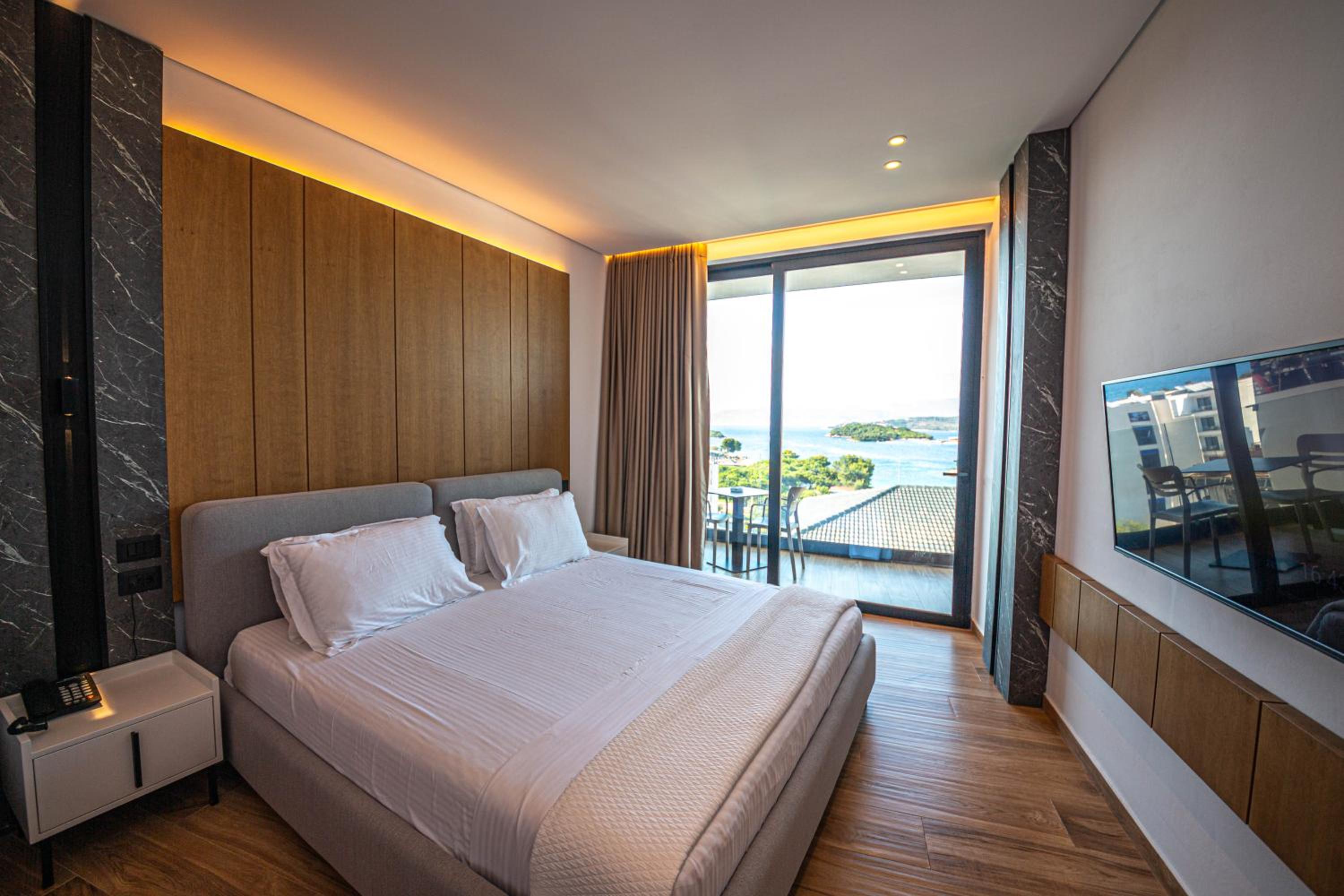 Deluxe Double Room with Balcony and Sea View