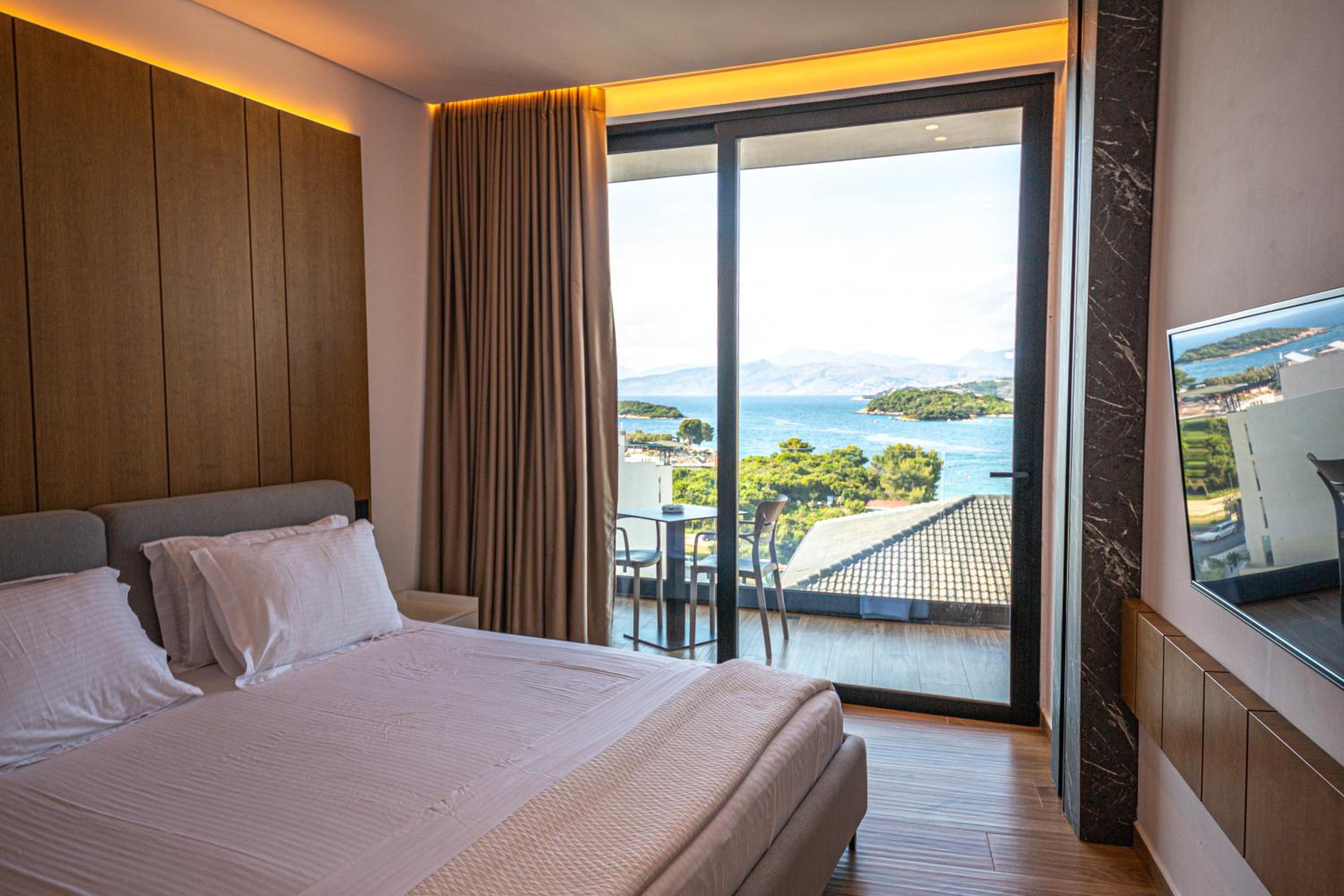 Deluxe Triple Room with Balcony and Sea View photo 2