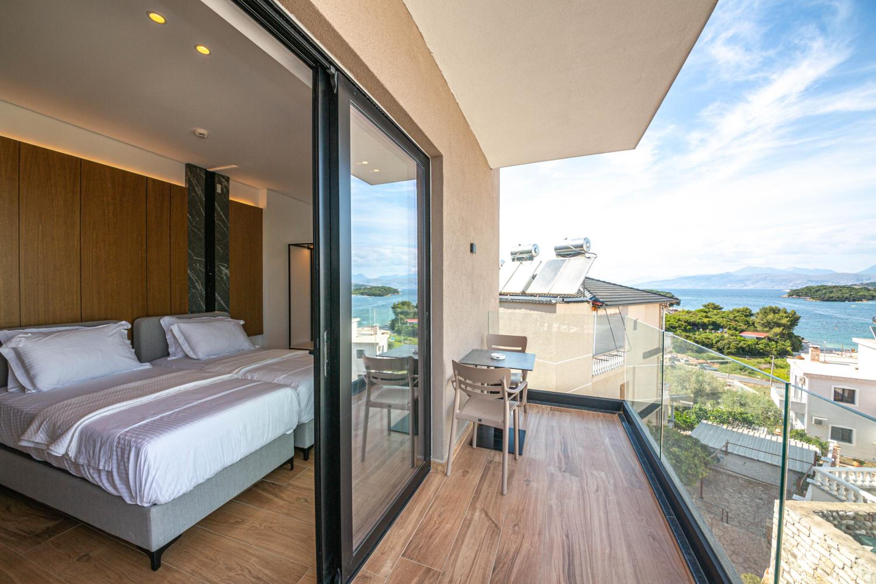 Deluxe Double or Twin Room with Balcony and Sea View photo 2