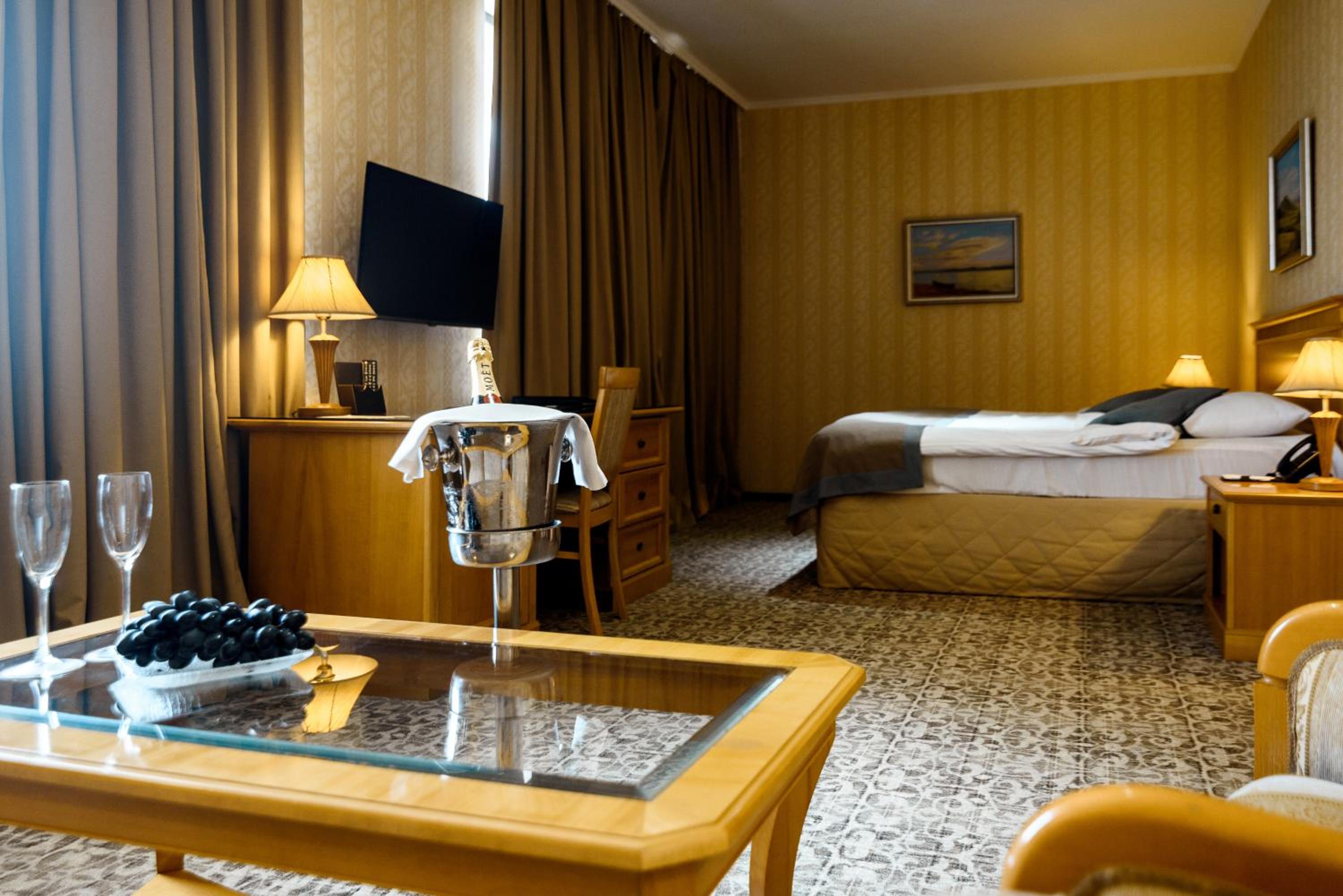 Queen Room photo 1