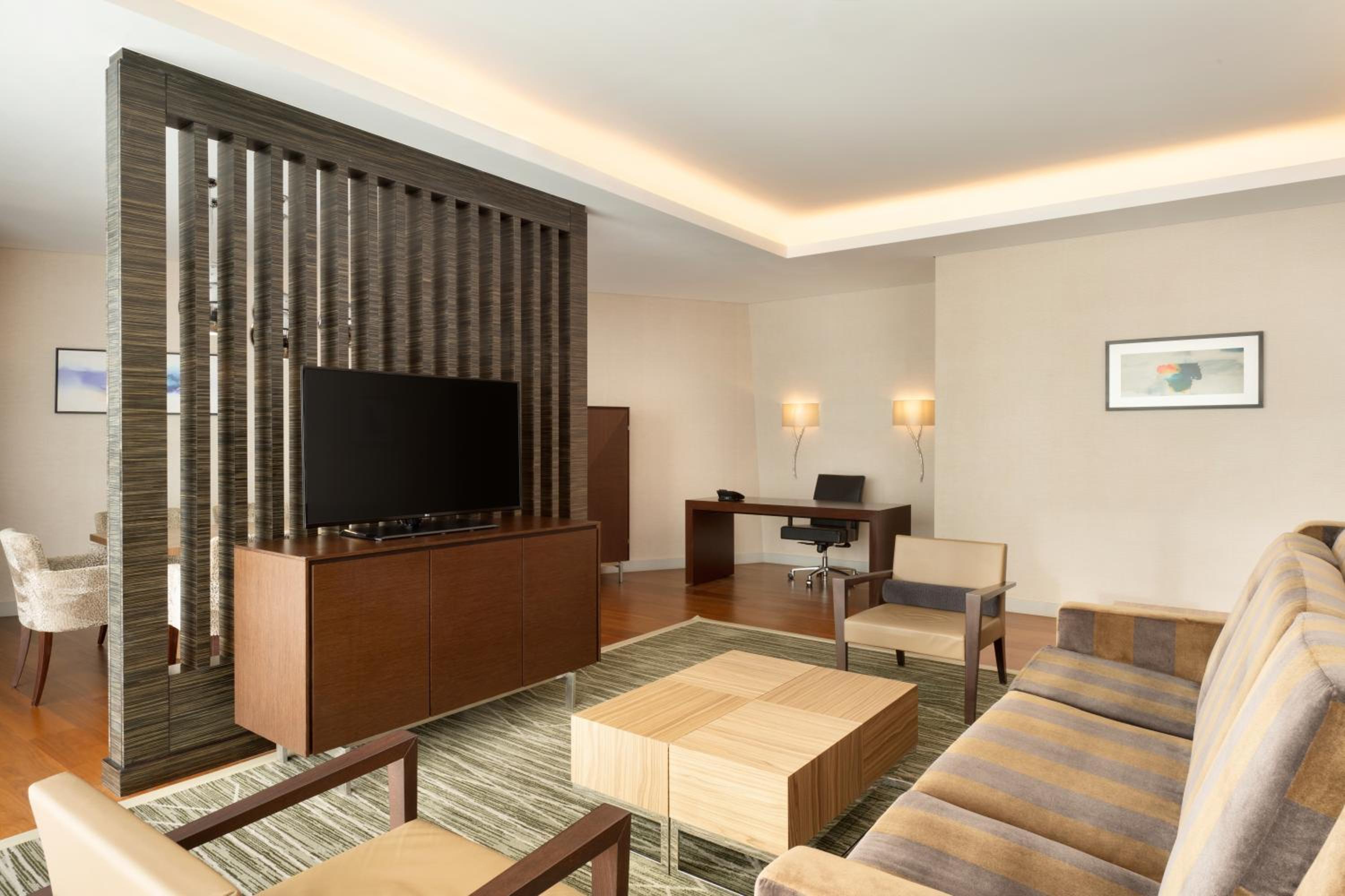 Deluxe One-Bedroom King Suite