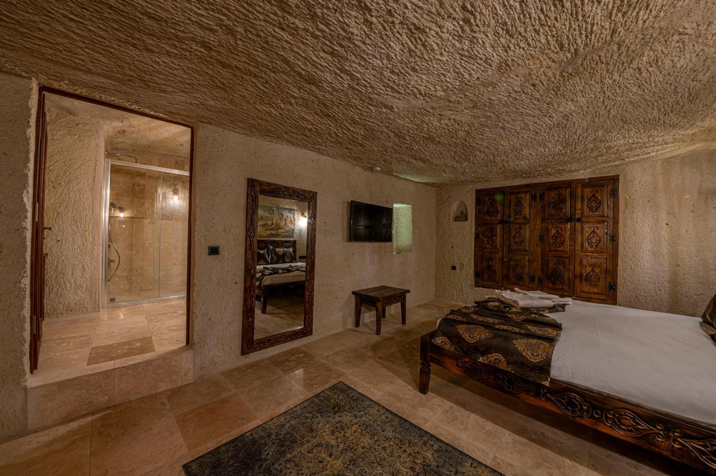 Superior King Suite - Photo 24