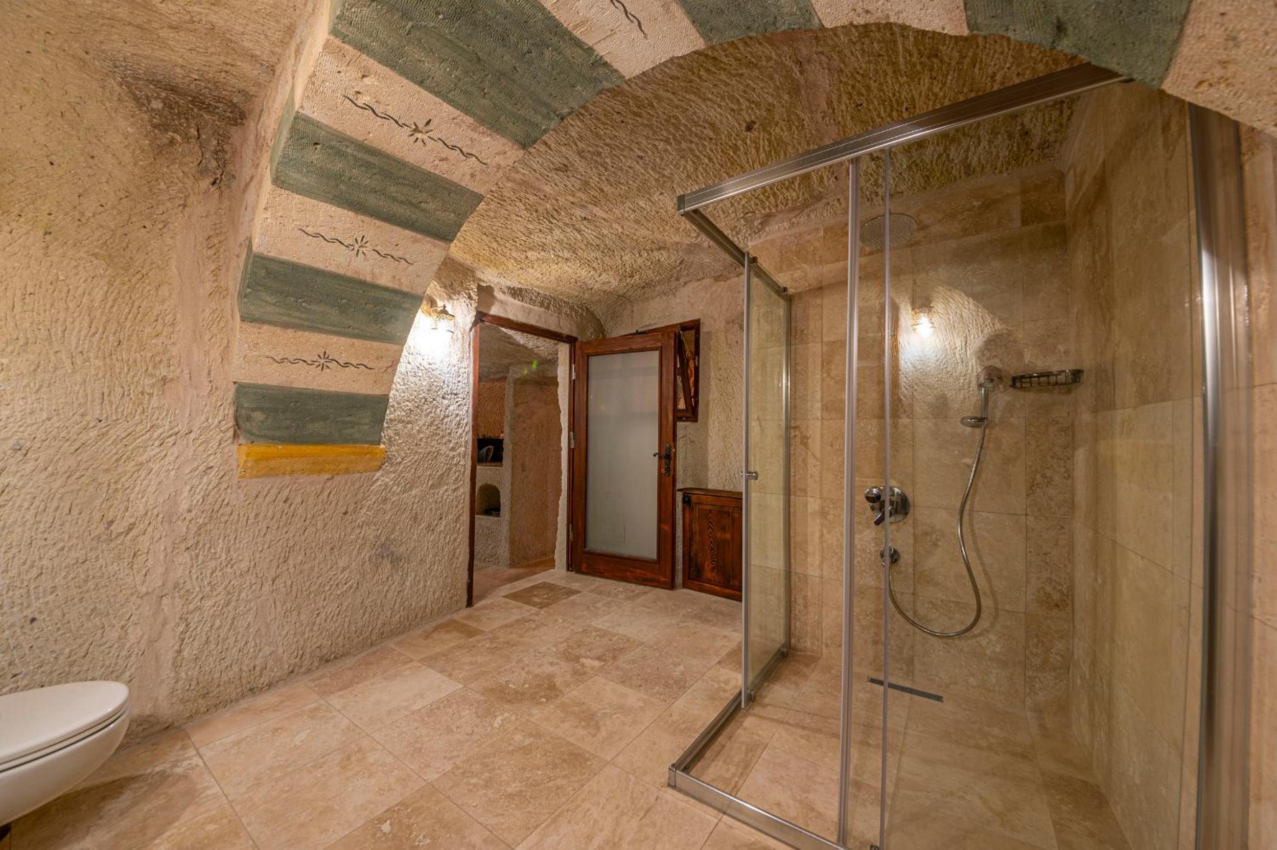 Superior King Suite - Photo 15