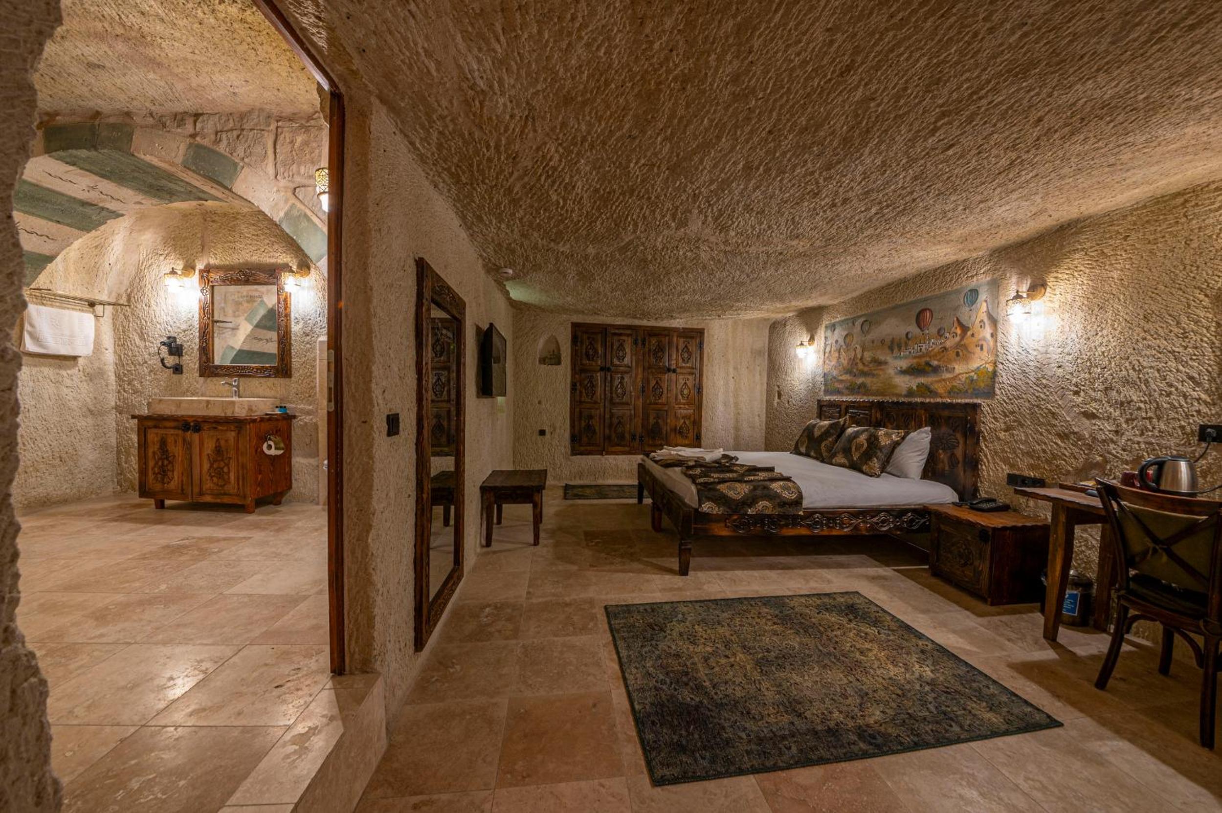 Superior King Suite - Photo 23