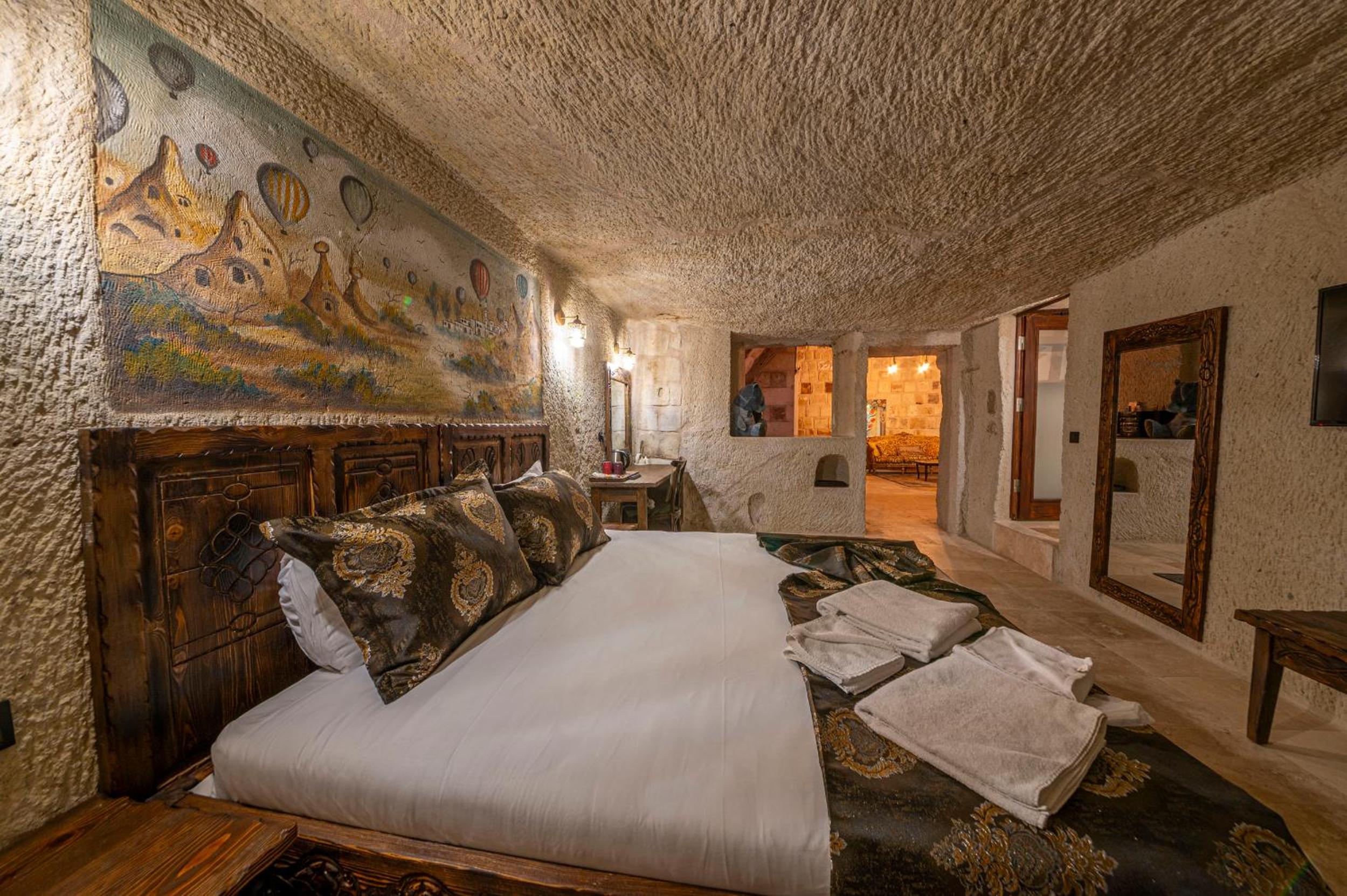 Superior King Suite - Photo 31
