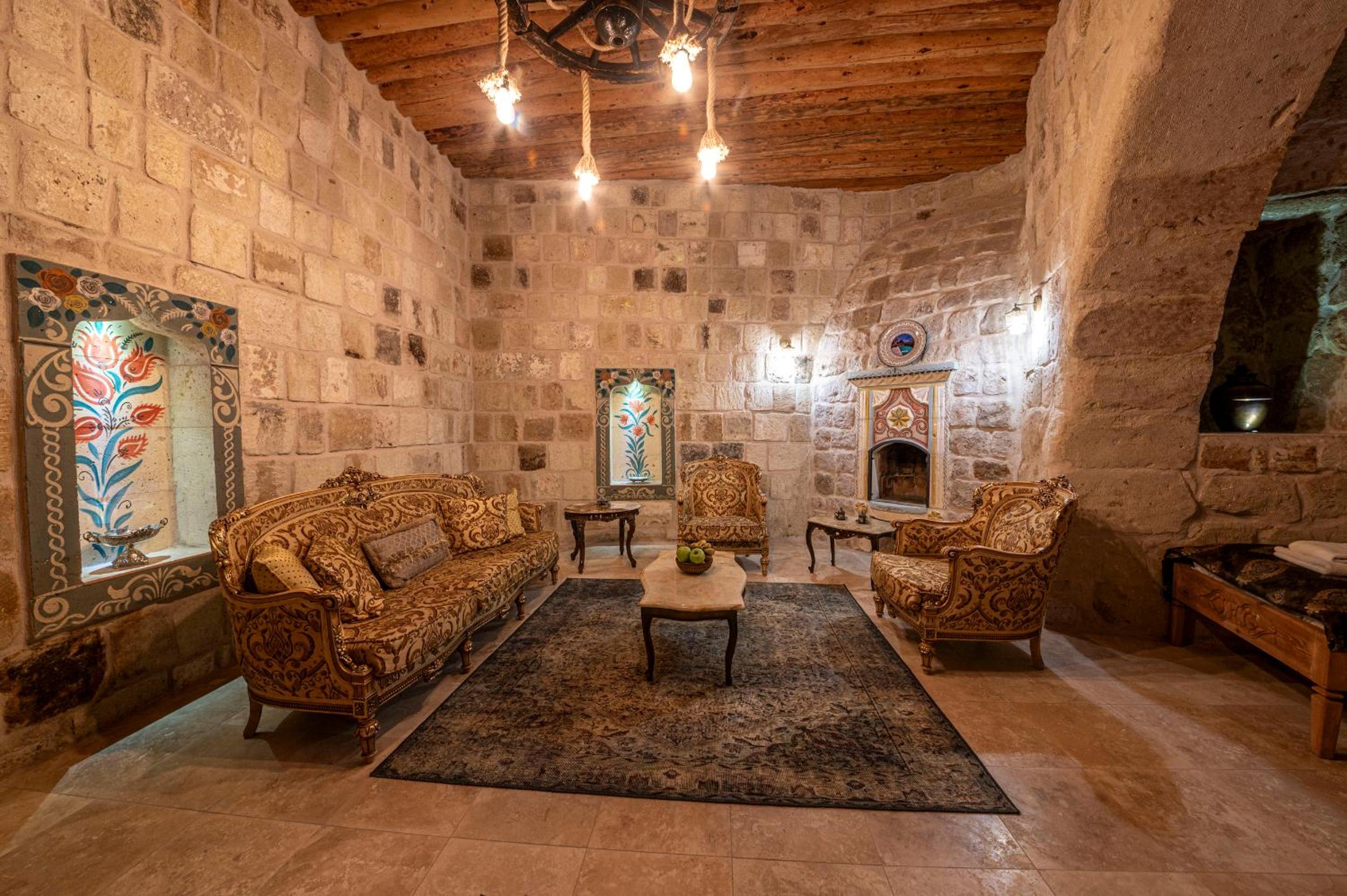 Superior King Suite - Photo 21