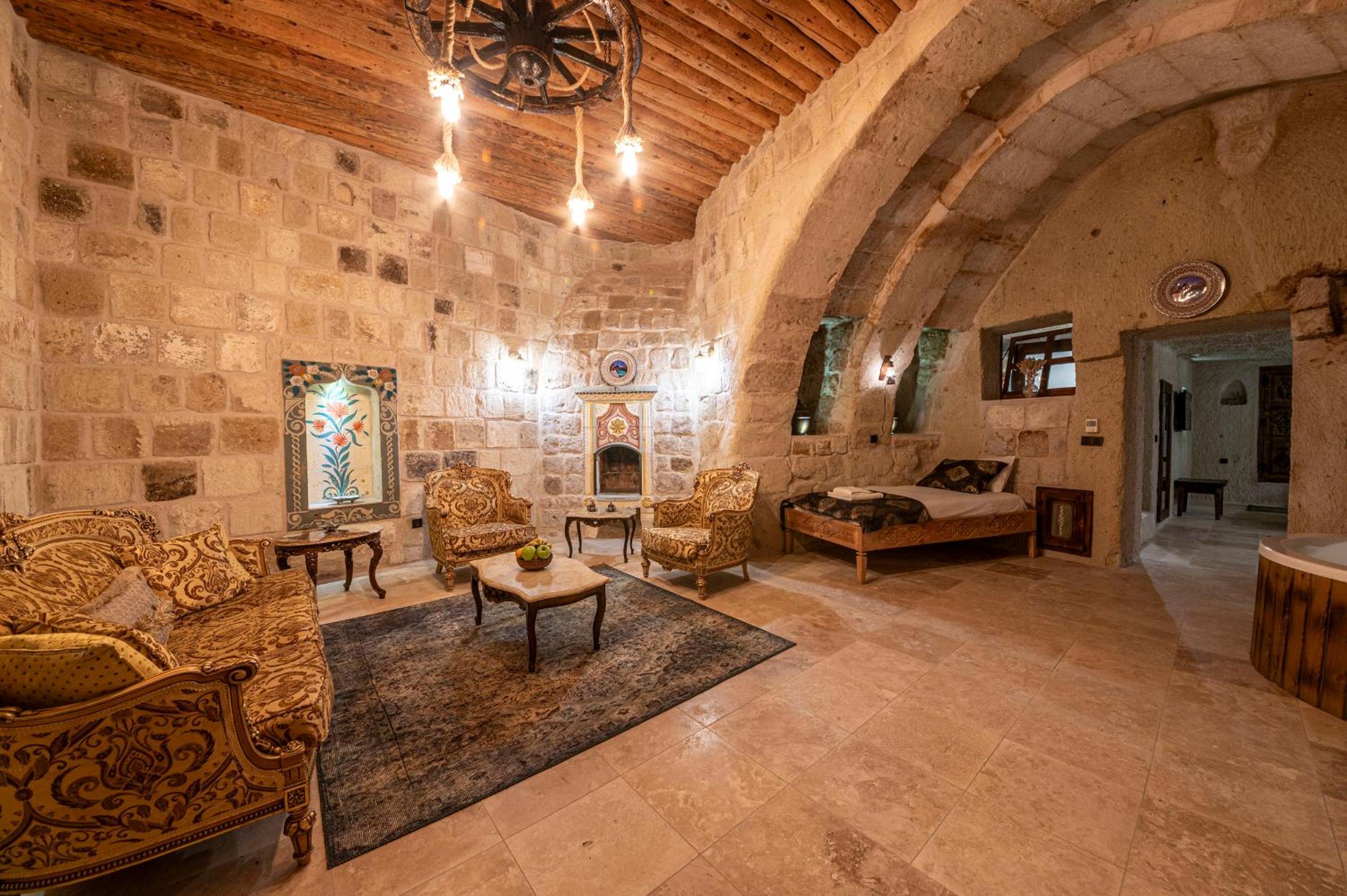 Superior King Suite - Photo 19