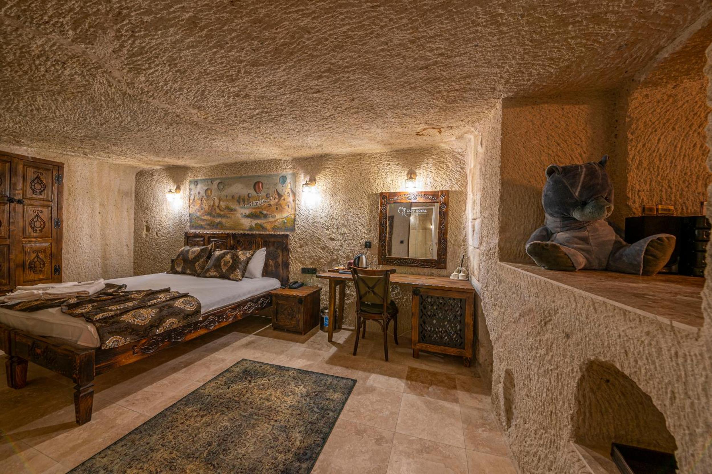 Superior King Suite - Photo 32