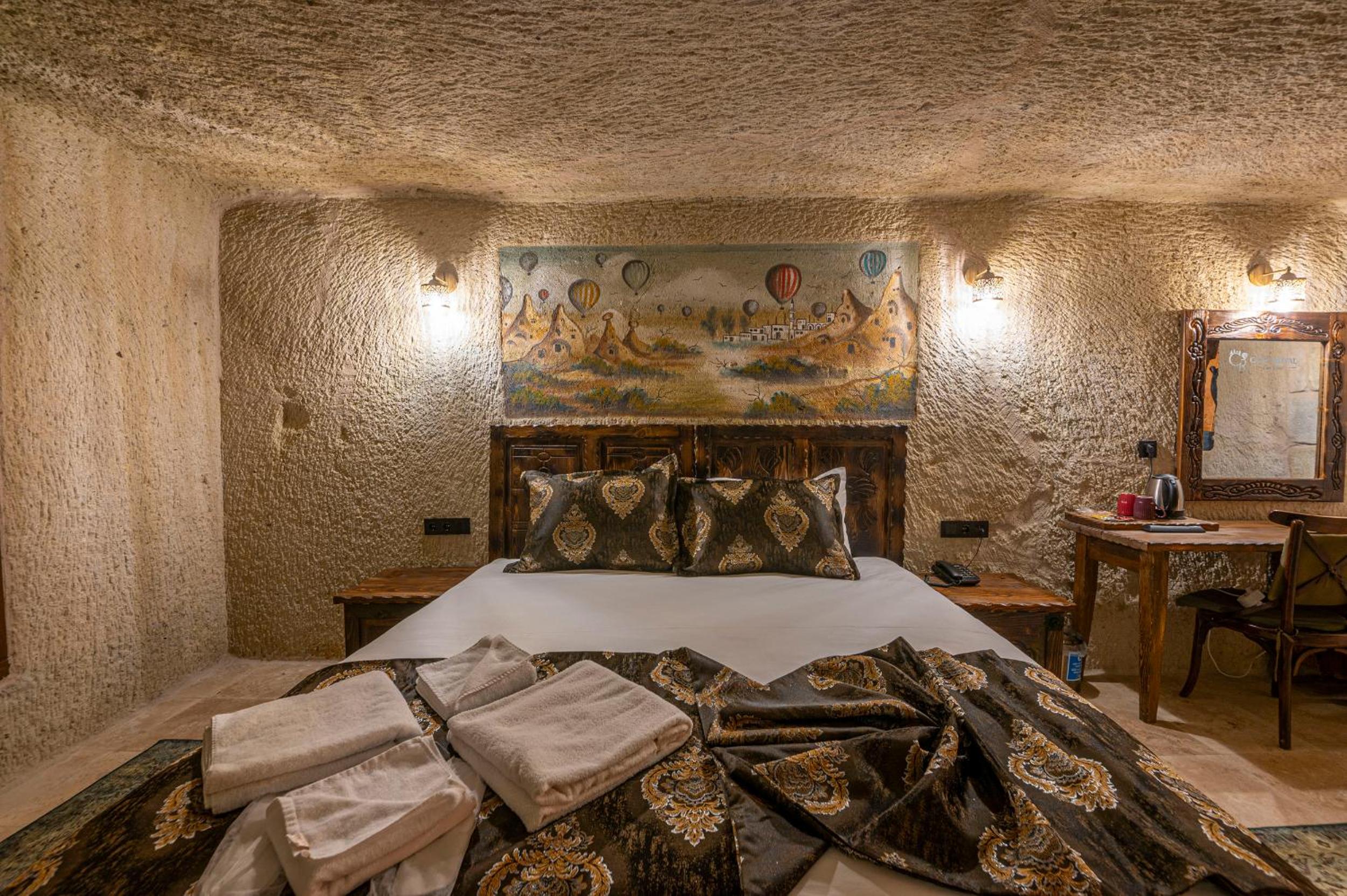 Superior King Suite - Photo 29