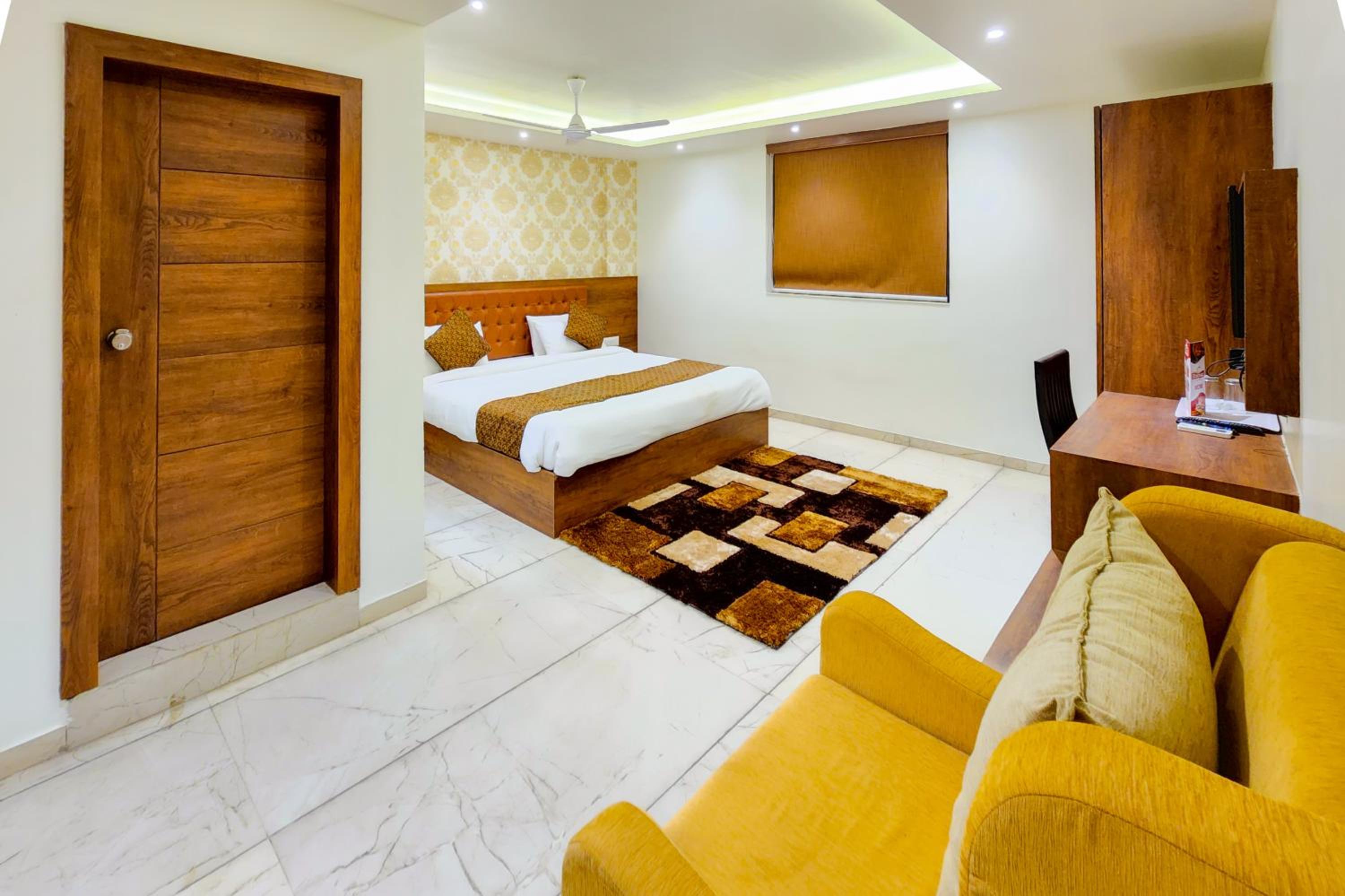 Suite - Photo 15