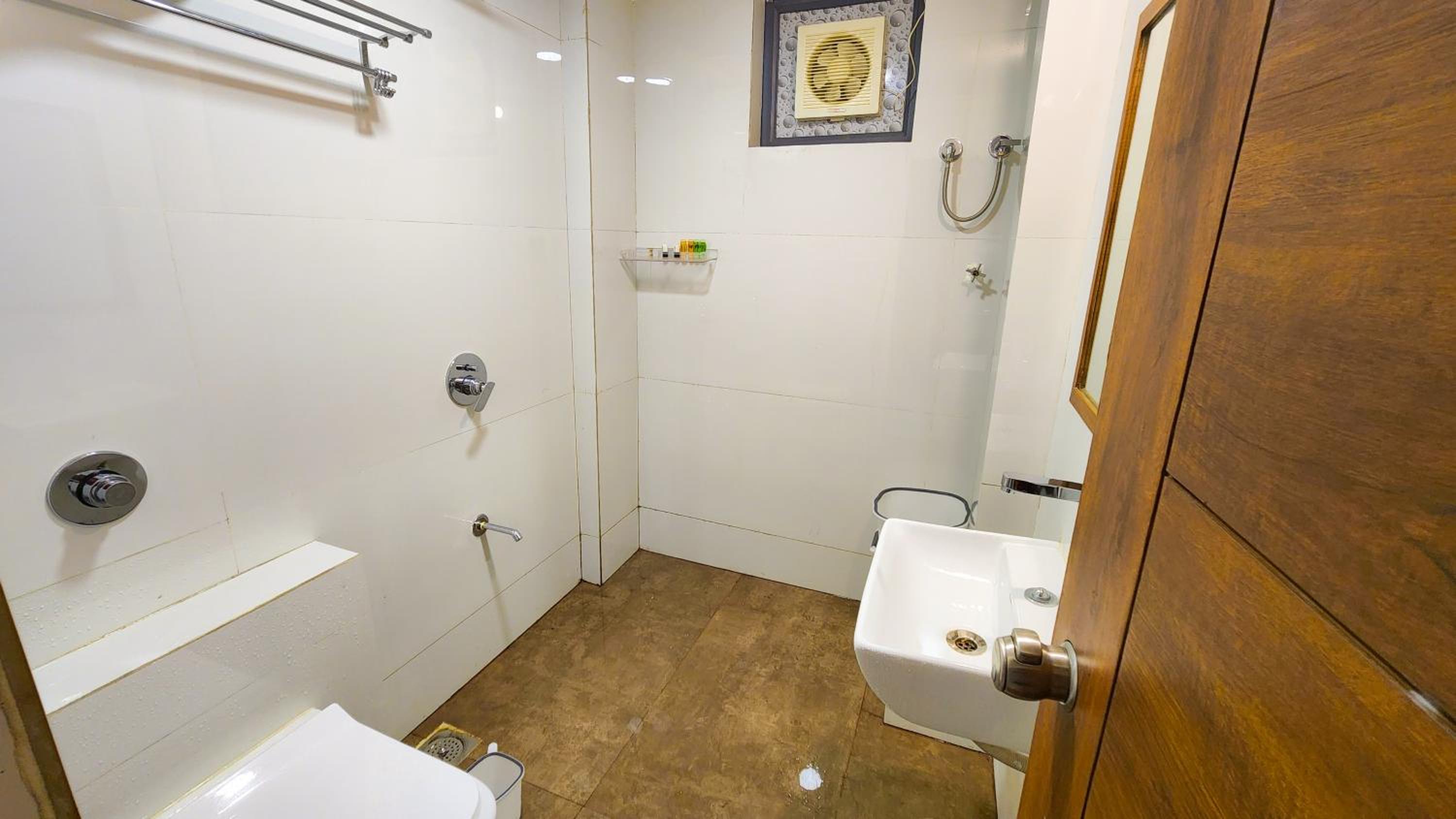 Suite - Photo 31