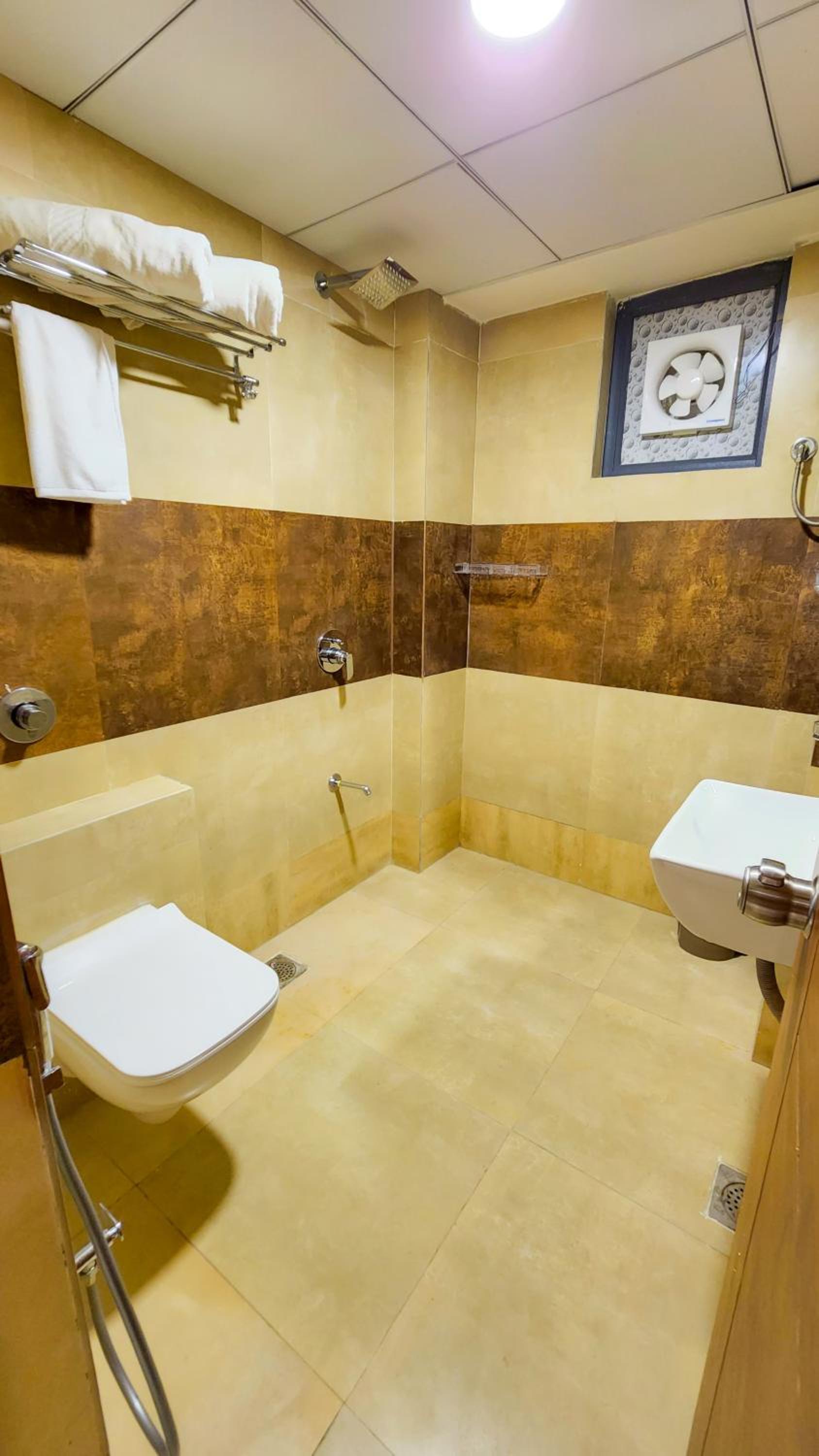 Suite - Photo 27