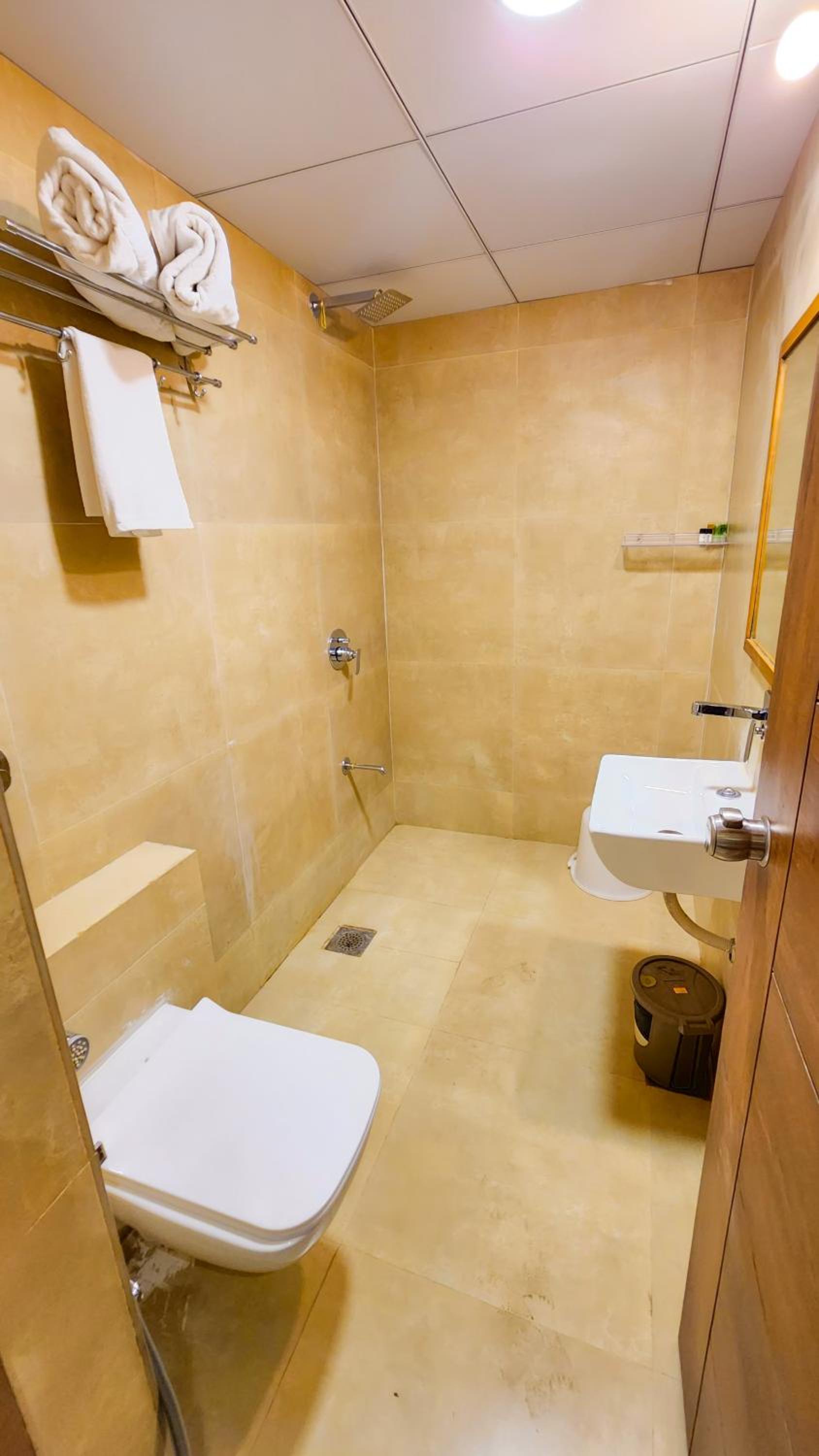 Suite - Photo 14