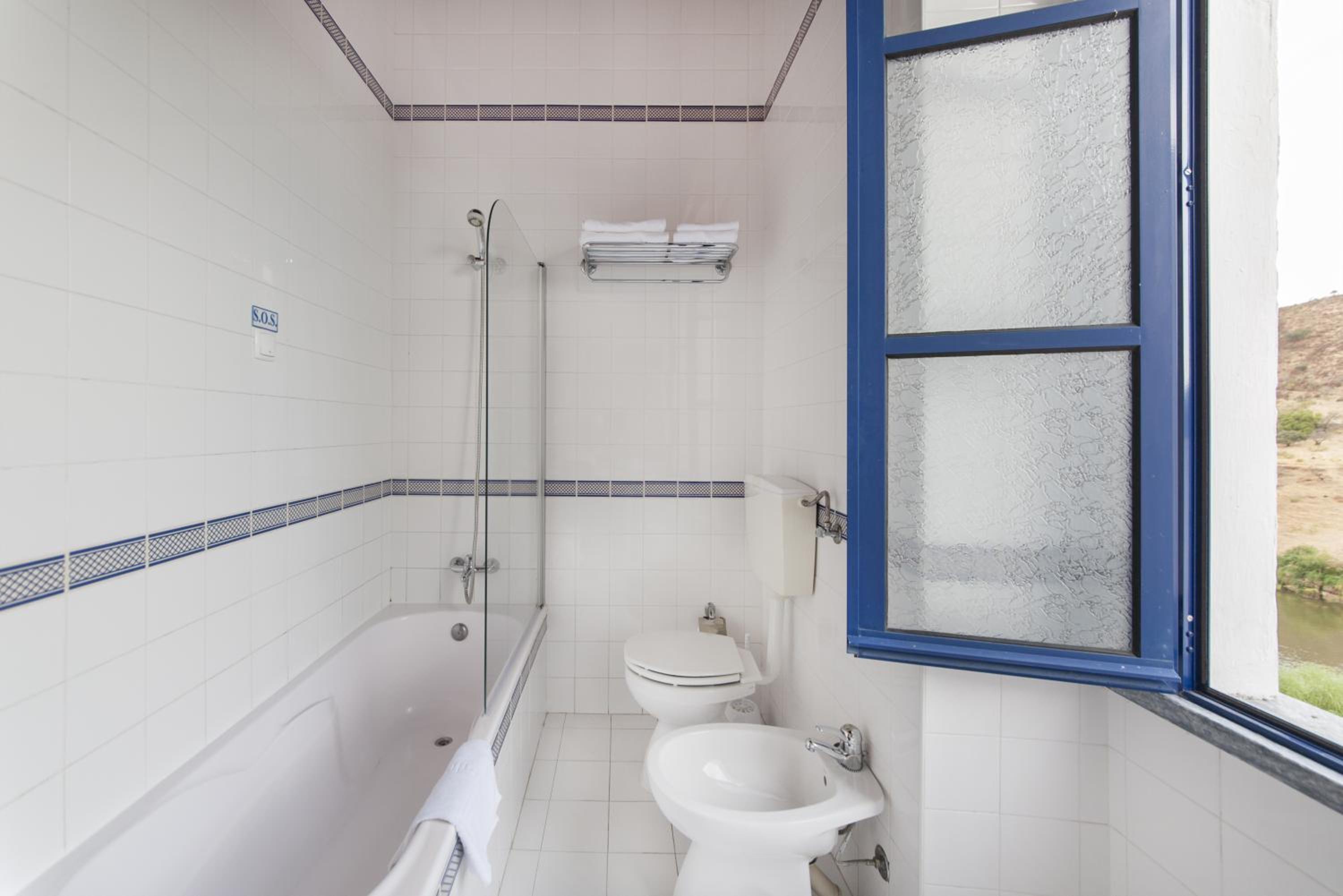 Double or Twin Room with River View - Photo 9