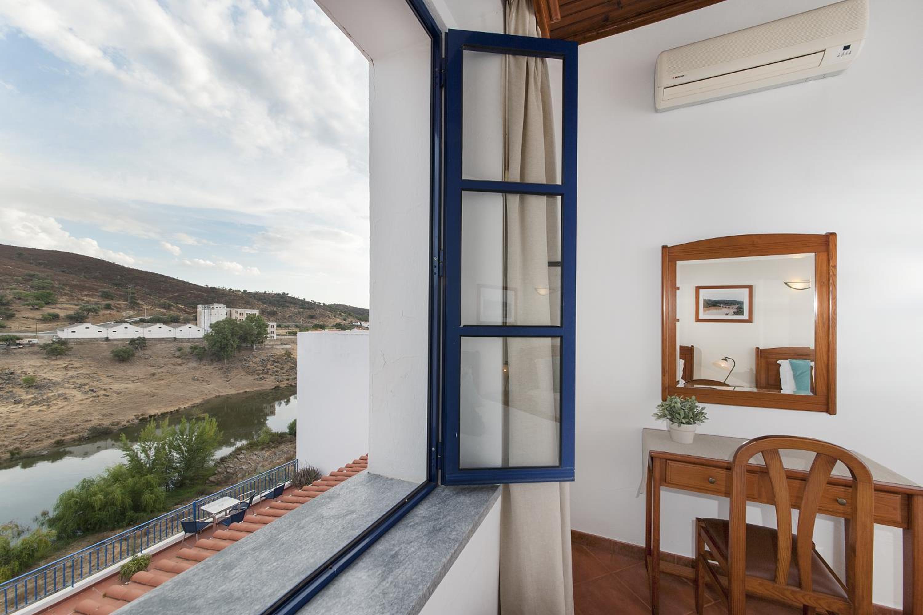 Double or Twin Room with River View - Photo 8