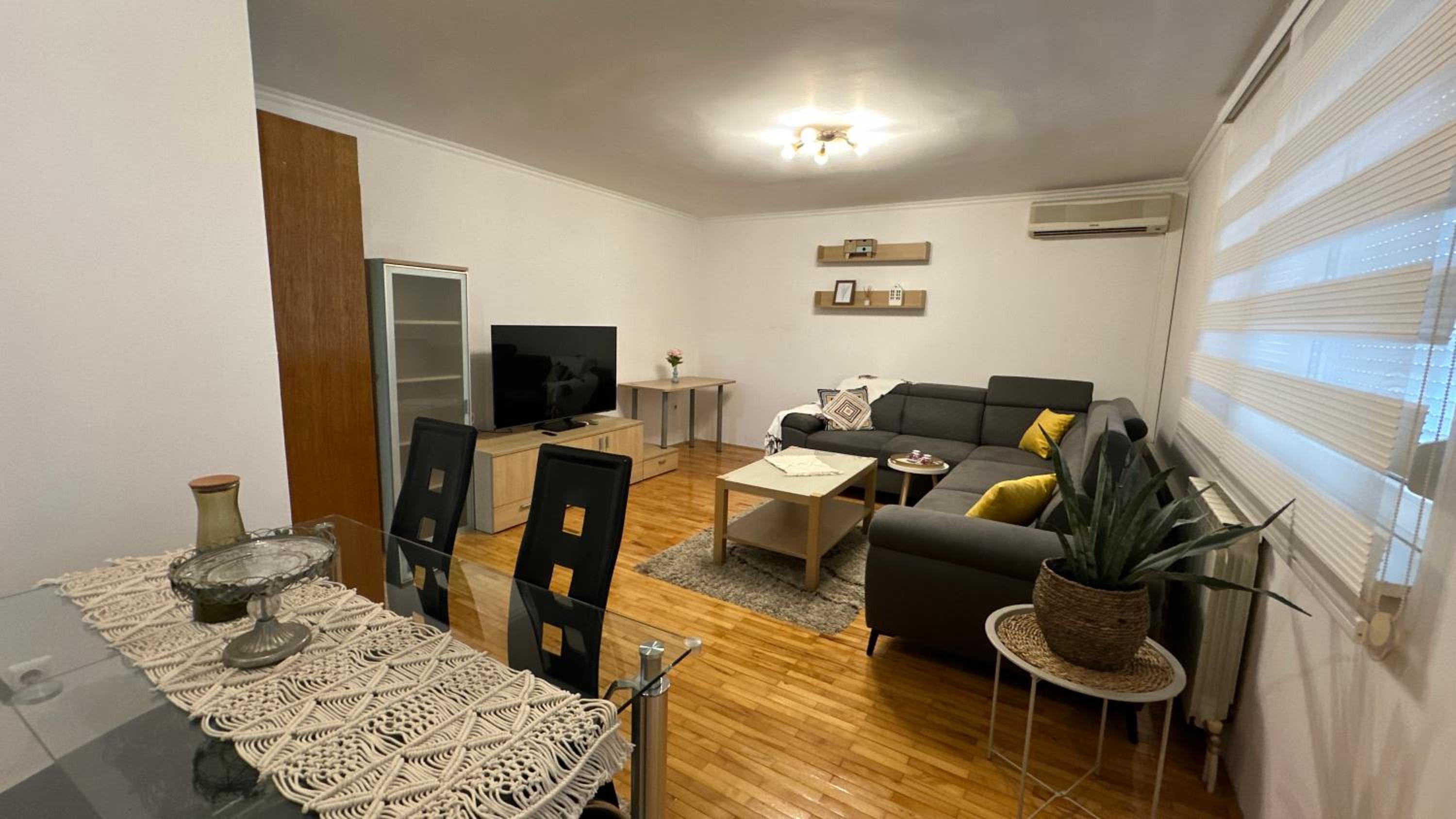 One-Bedroom Apartment photo 1