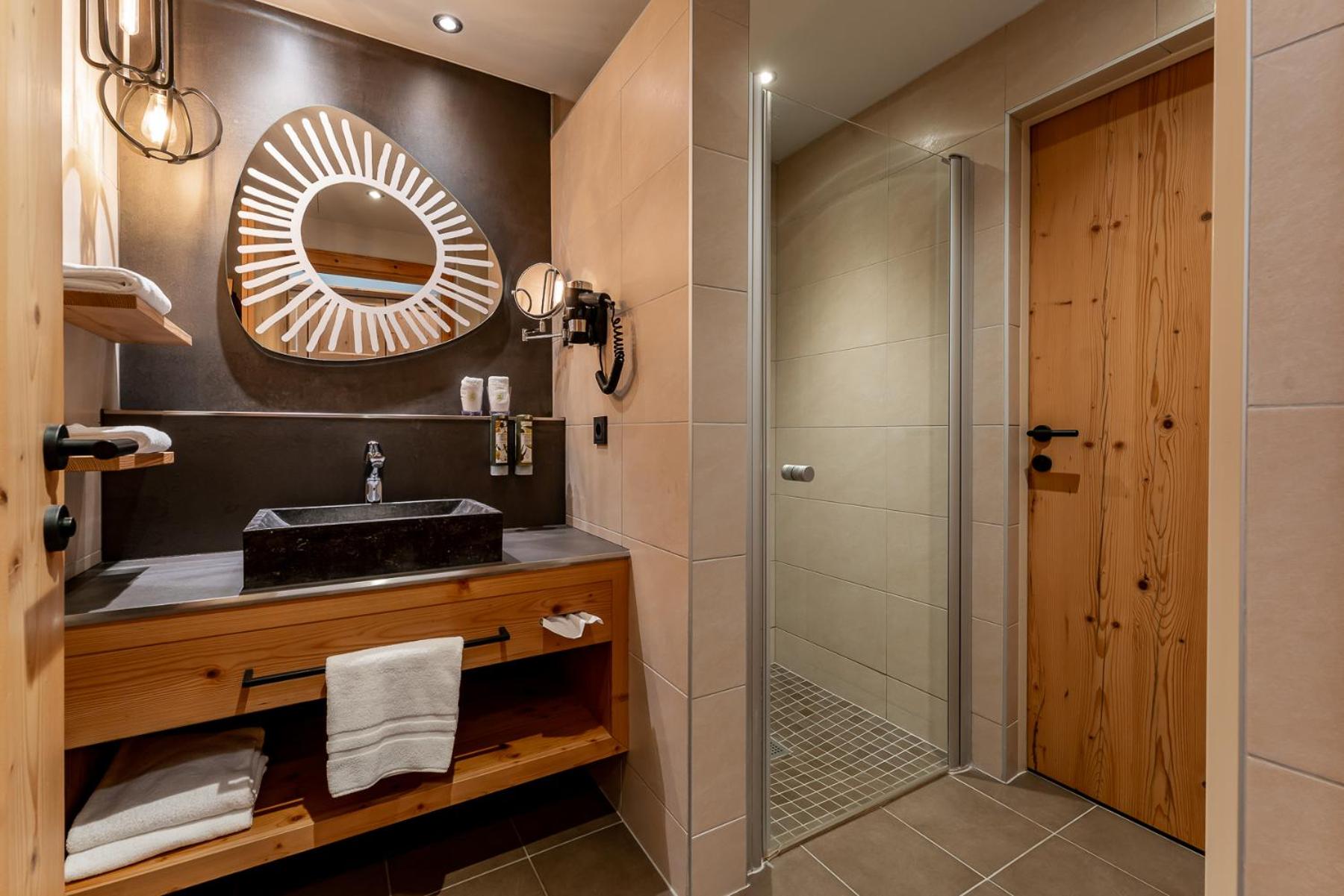Deluxe Room - Photo 5