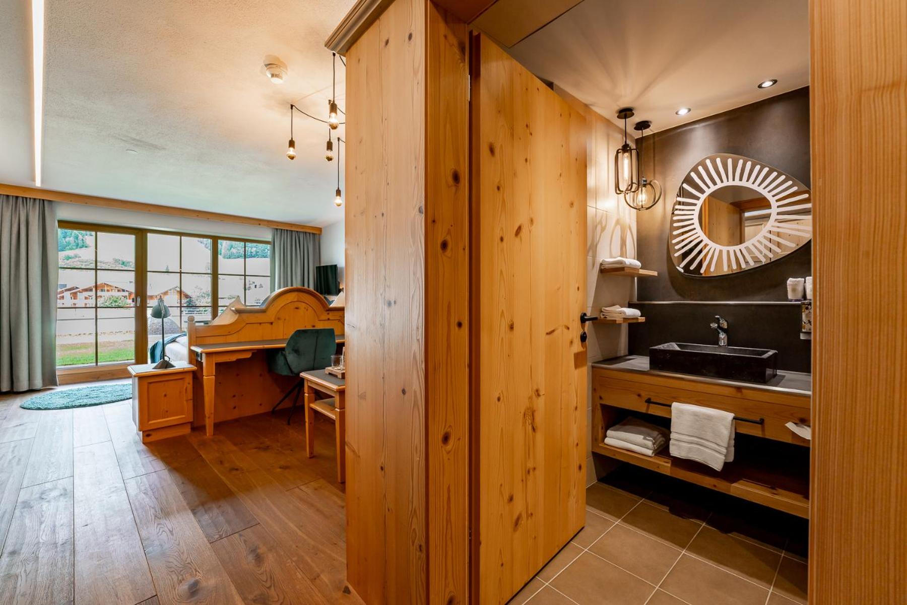 Deluxe Room - Photo 6